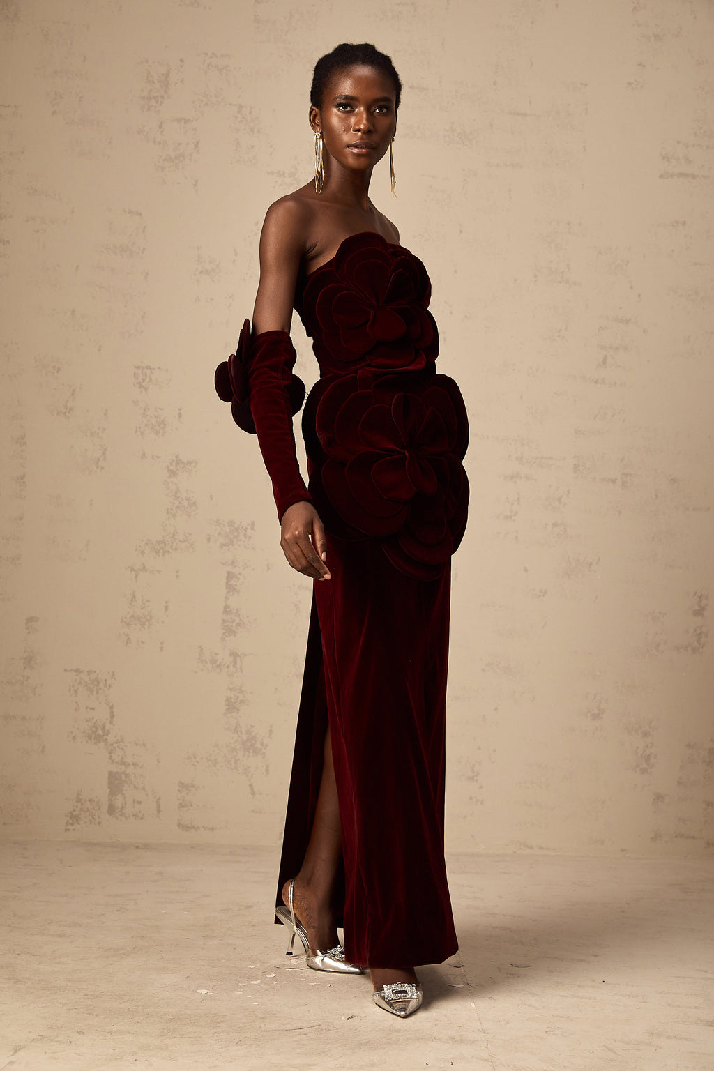 Robe longue rouge azur à appliqués floraux