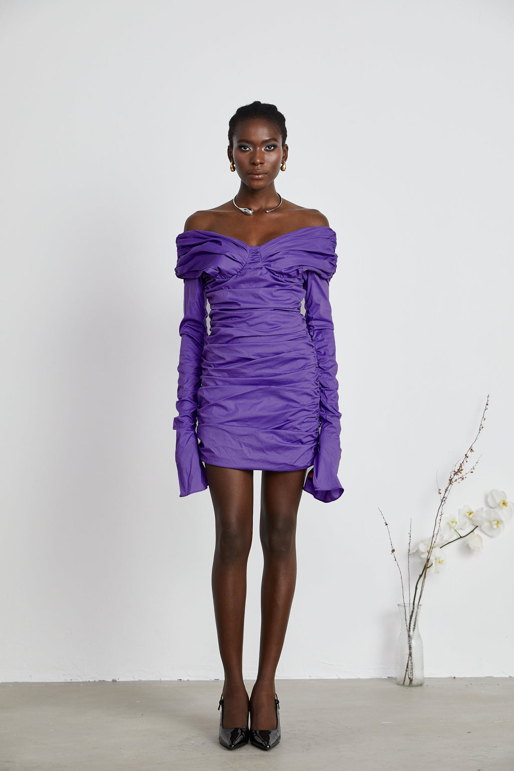 Apolline lila off-shoulder miniklänning med rynkor 