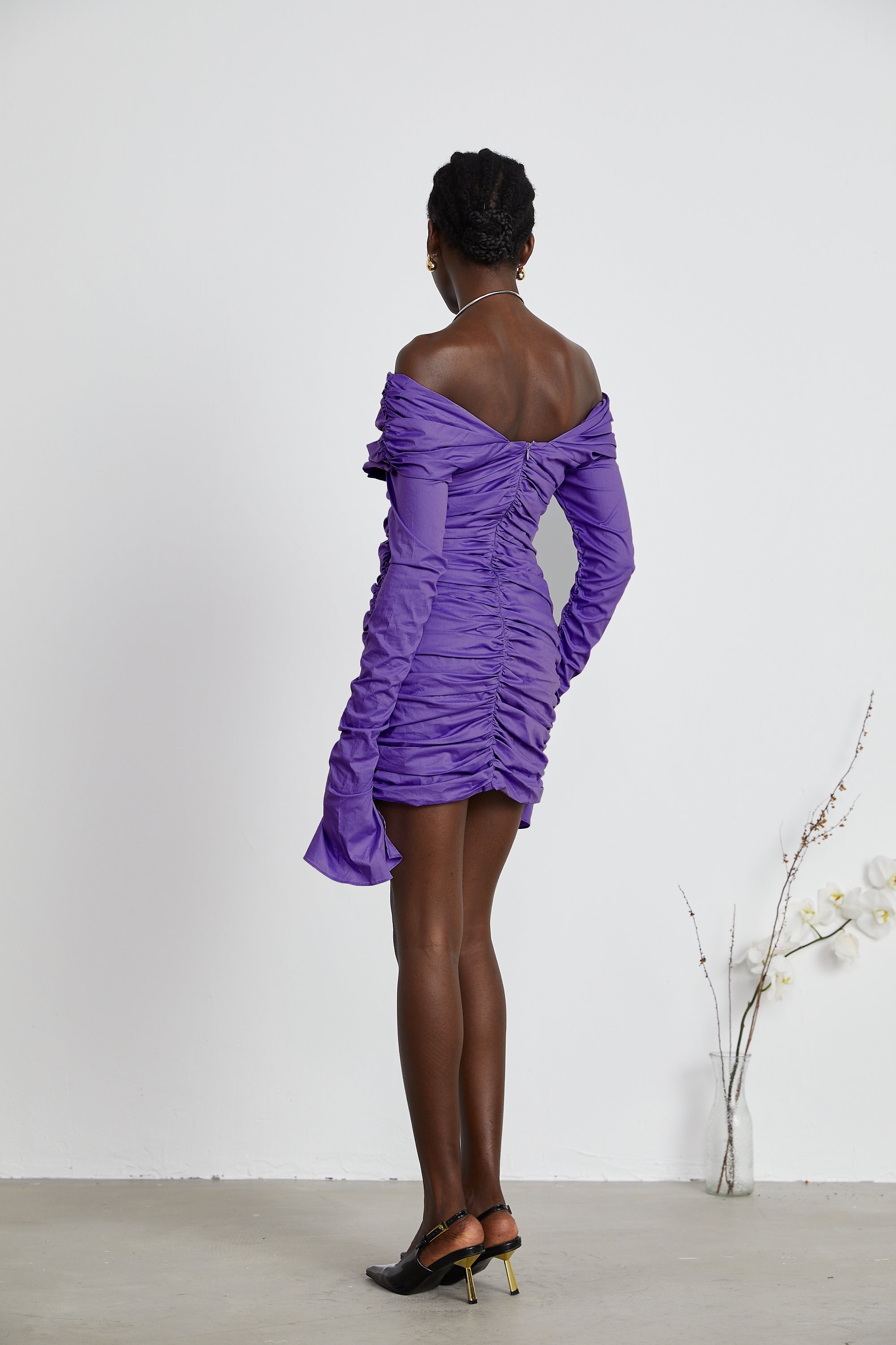 Apolline lila off-shoulder miniklänning med rynkor 