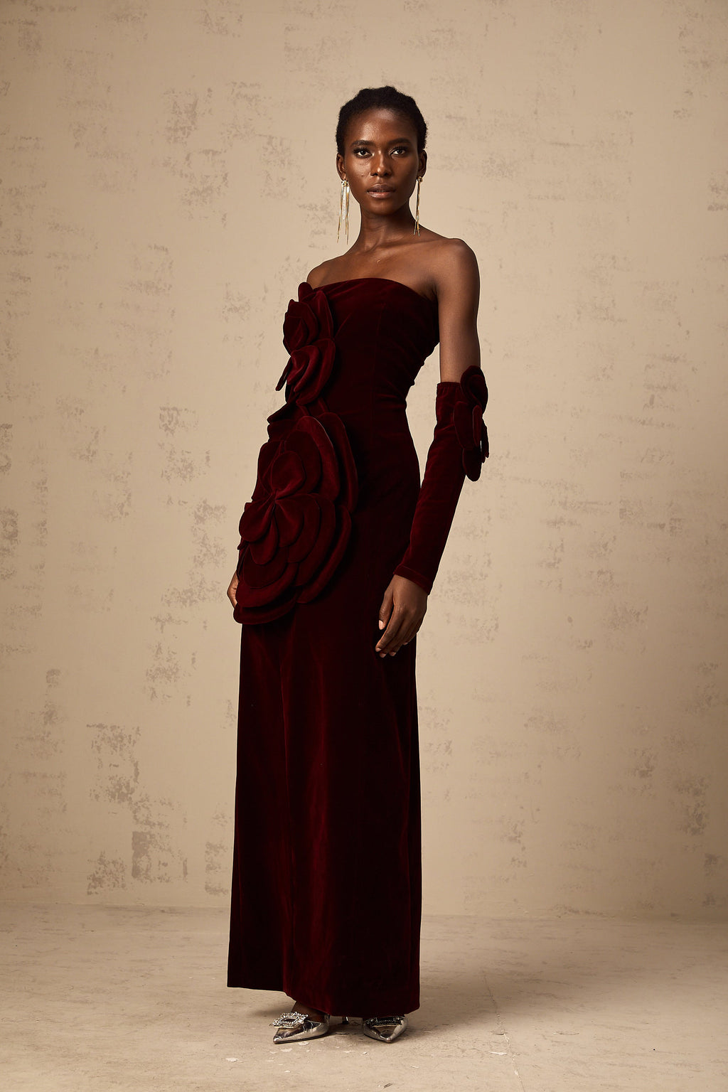 Robe longue rouge azur à appliqués floraux