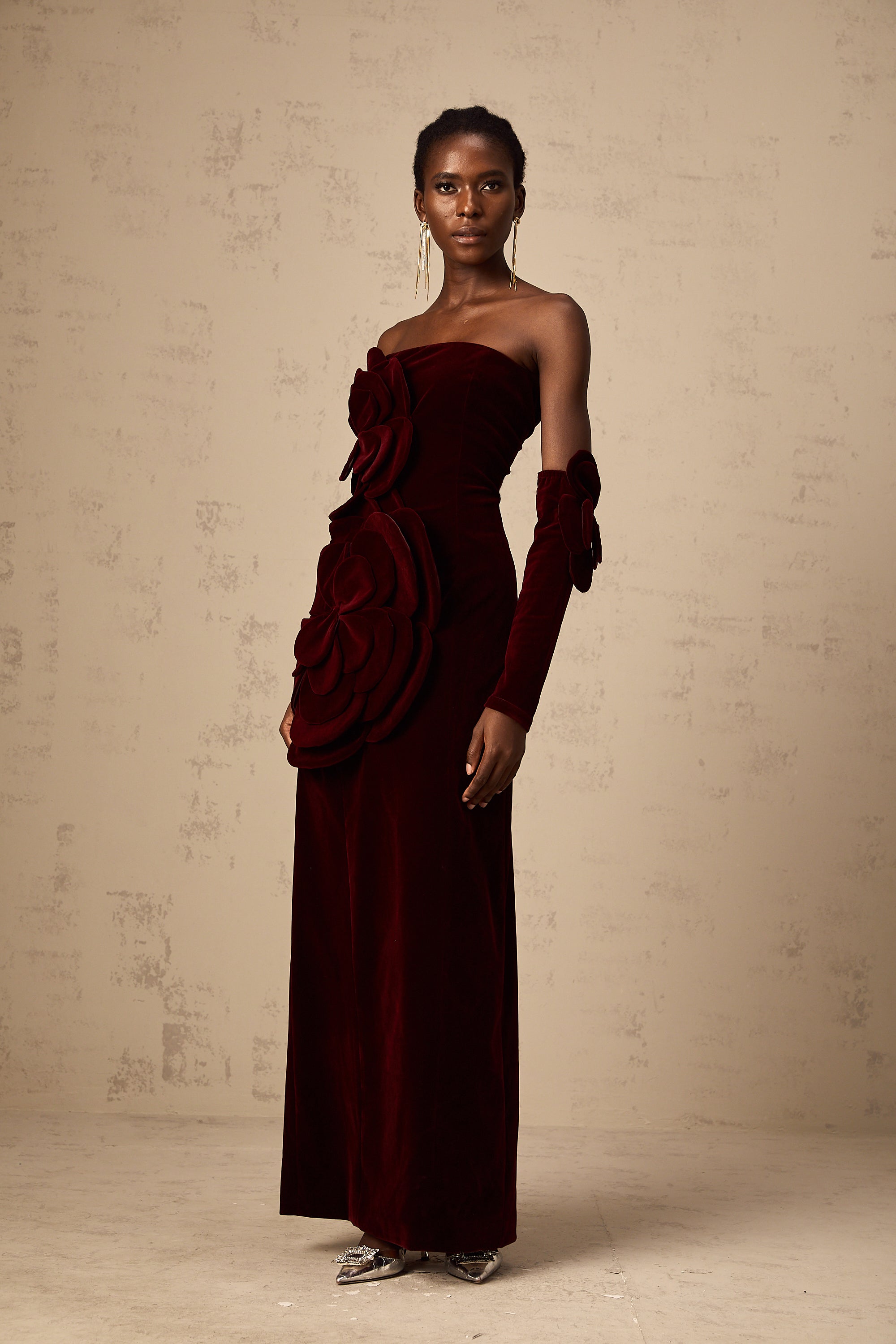 Robe longue rouge azur à appliqués floraux