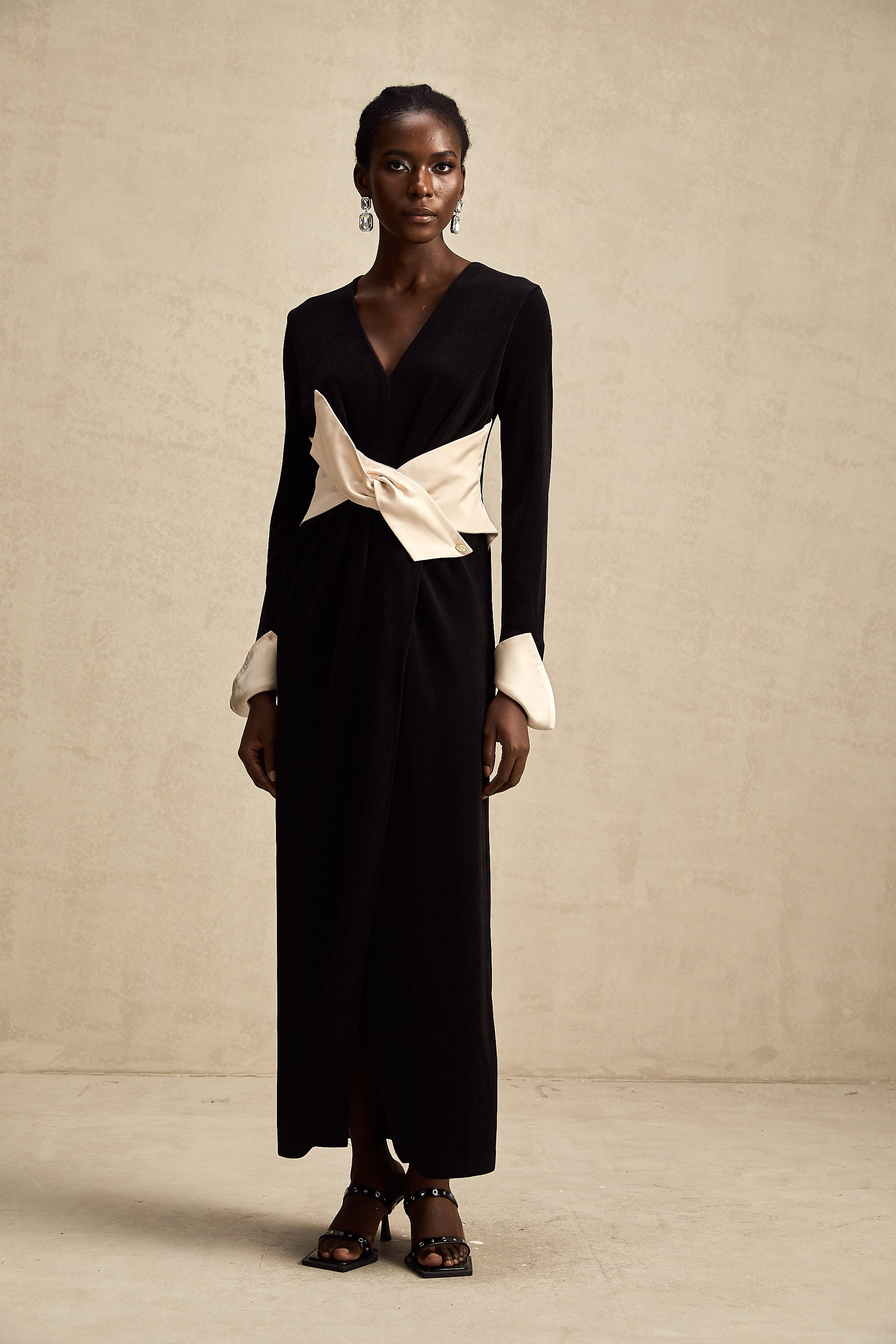 Karine contrast-color bowknot v-neck maxi dress