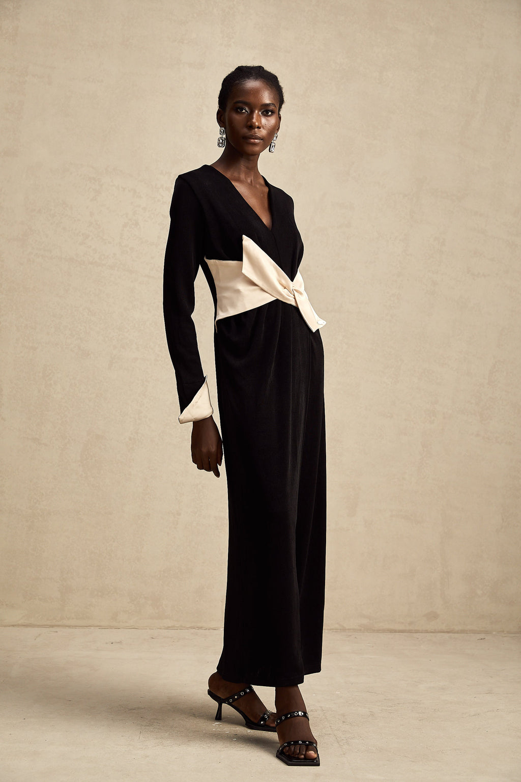 Karine contrast-color bowknot v-neck maxi dress