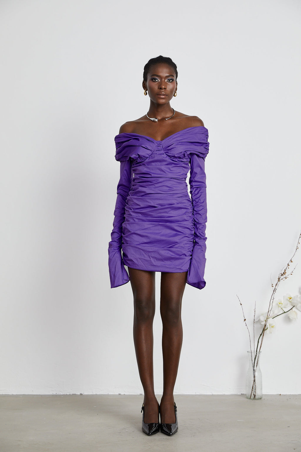 Apolline lila off-shoulder miniklänning med rynkor 