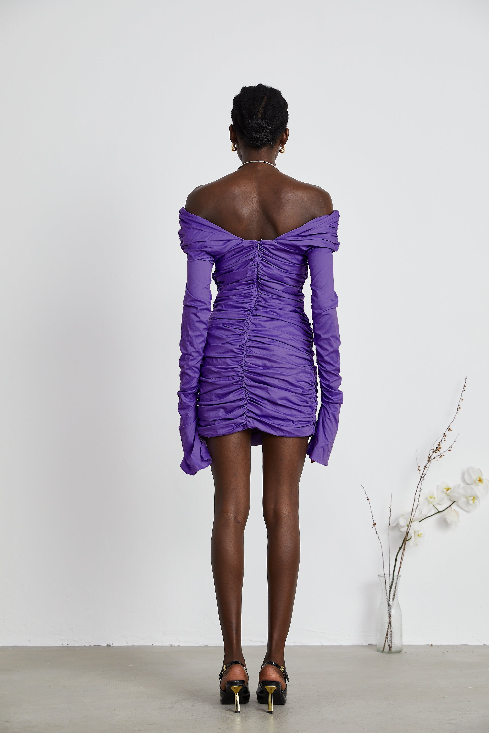 Apolline lila off-shoulder miniklänning med rynkor 