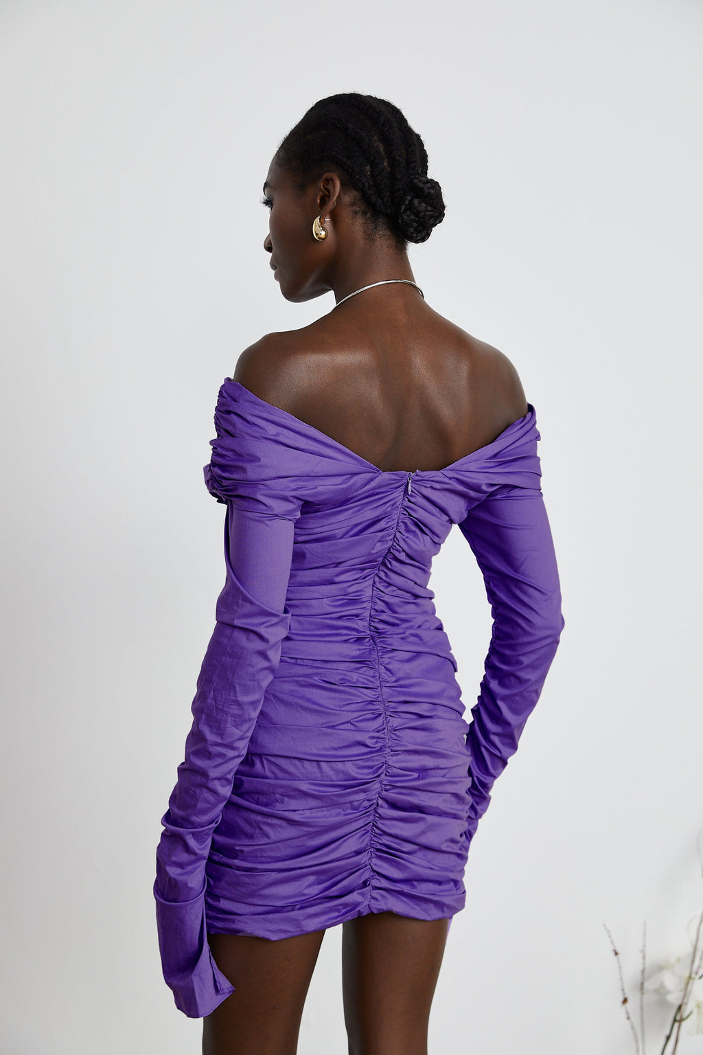 Apolline lila off-shoulder miniklänning med rynkor 