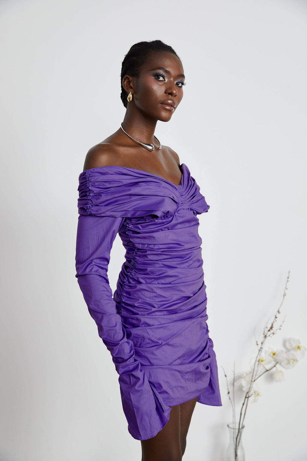 Apolline lila off-shoulder miniklänning med rynkor 