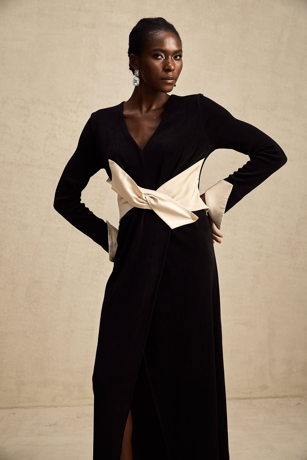 Karine contrast-color bowknot v-neck maxi dress