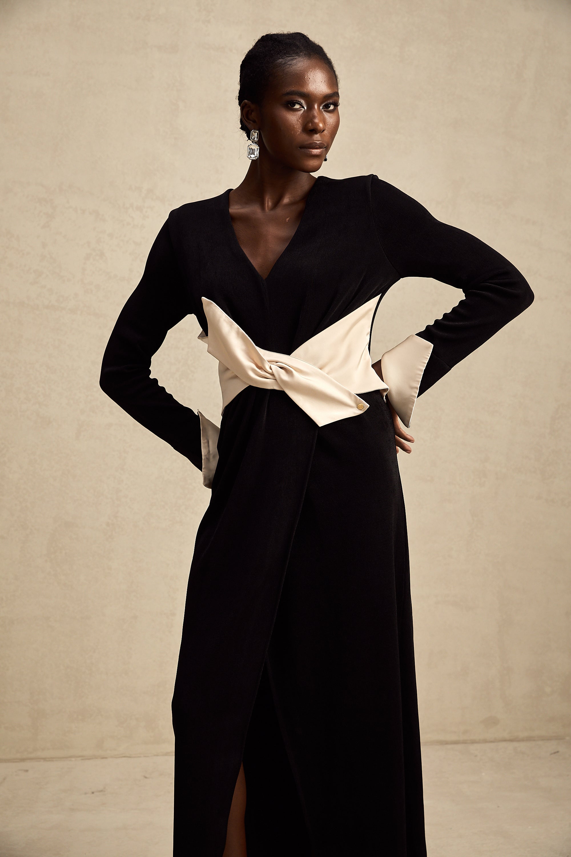 Karine contrast-color bowknot v-neck maxi dress