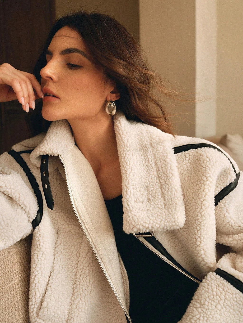 Chrissa | Konstteddykappa med dragkedja och spänne