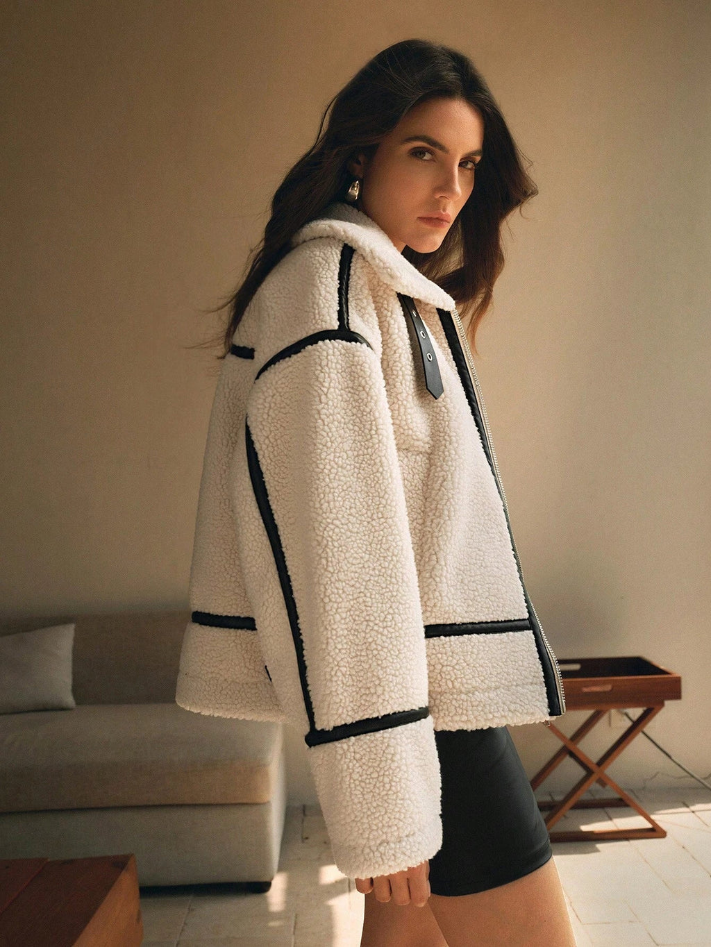 Chrissa | Konstteddykappa med dragkedja och spänne