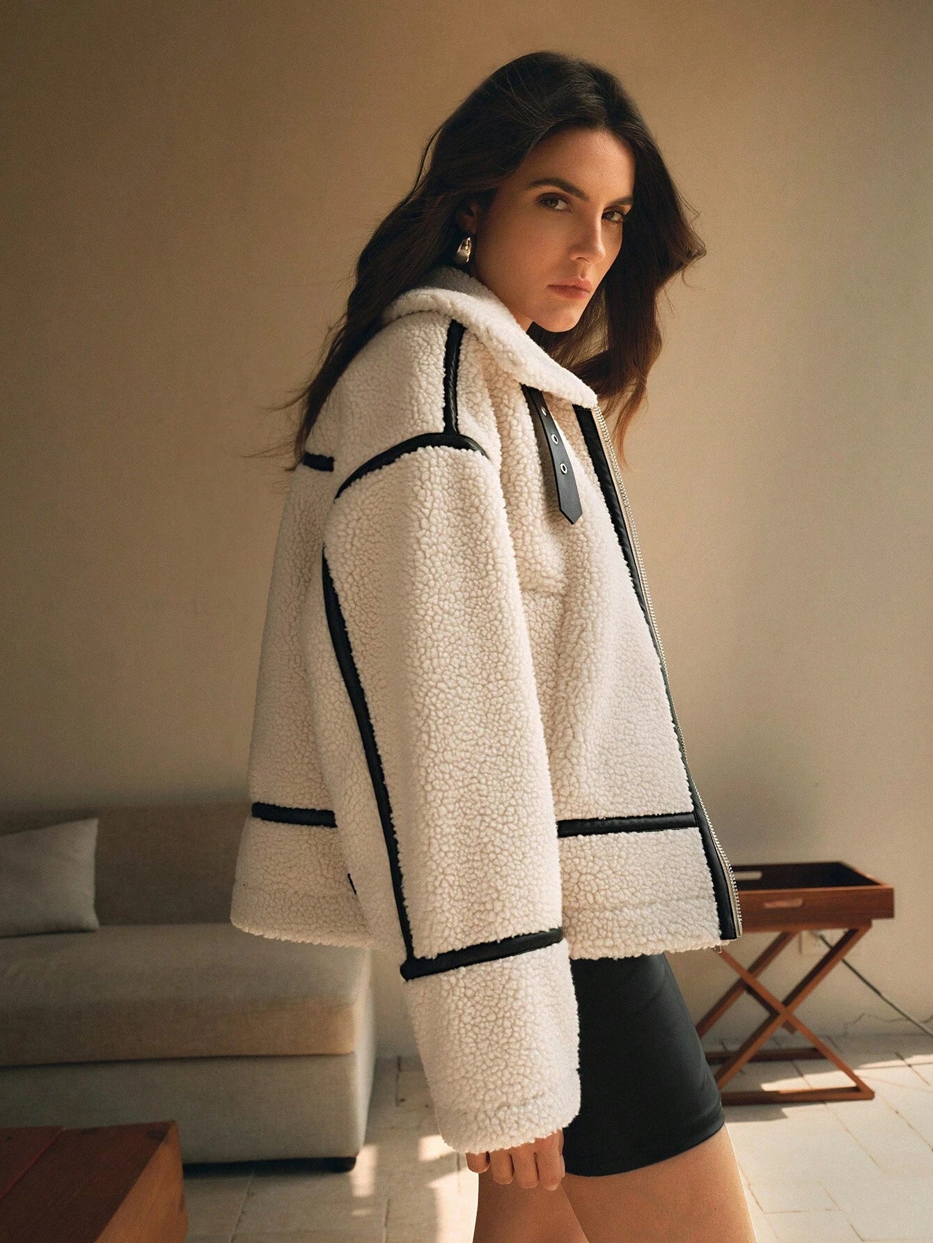 Chrissa | Konstteddykappa med dragkedja och spänne