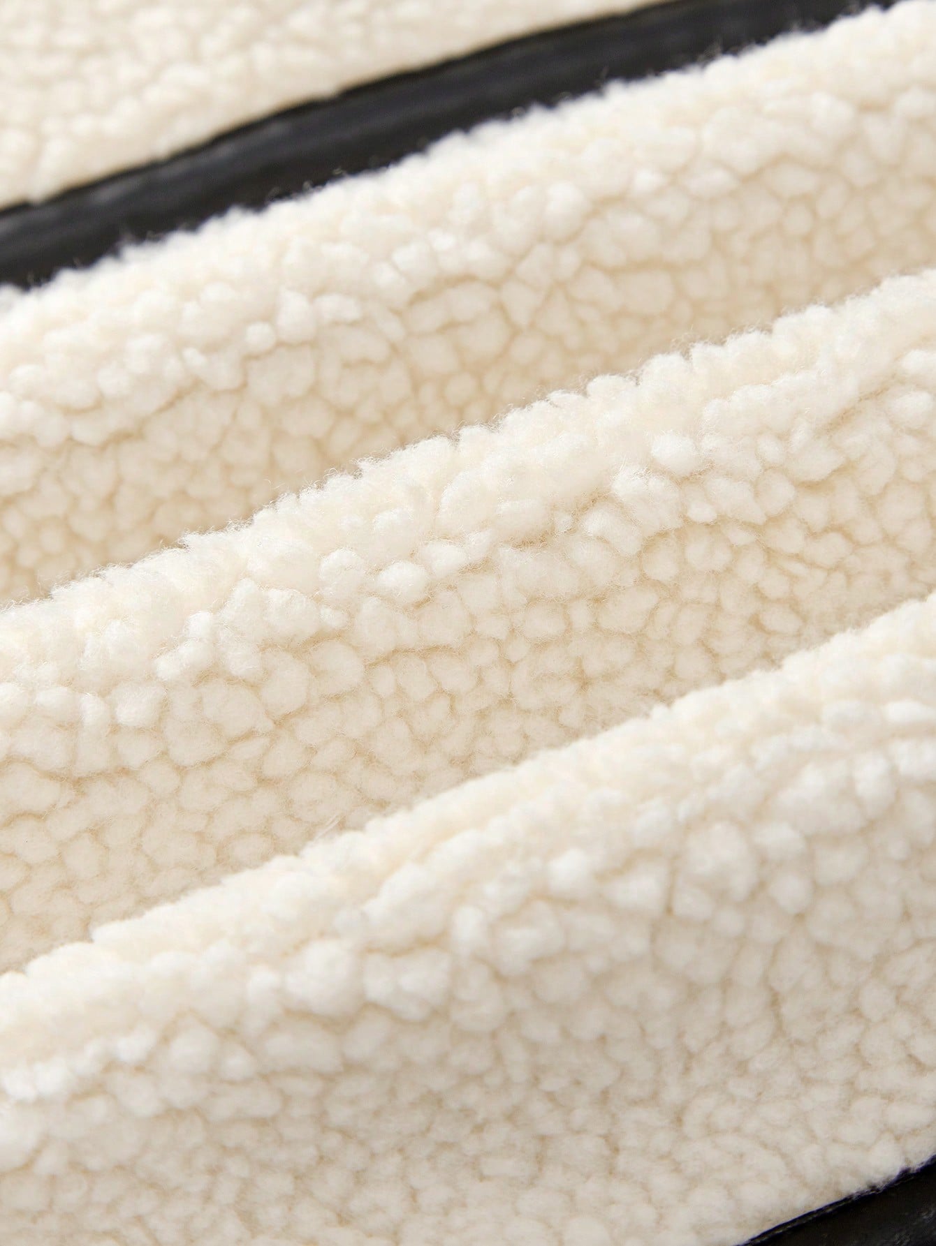 Chrissa | Konstteddykappa med dragkedja och spänne