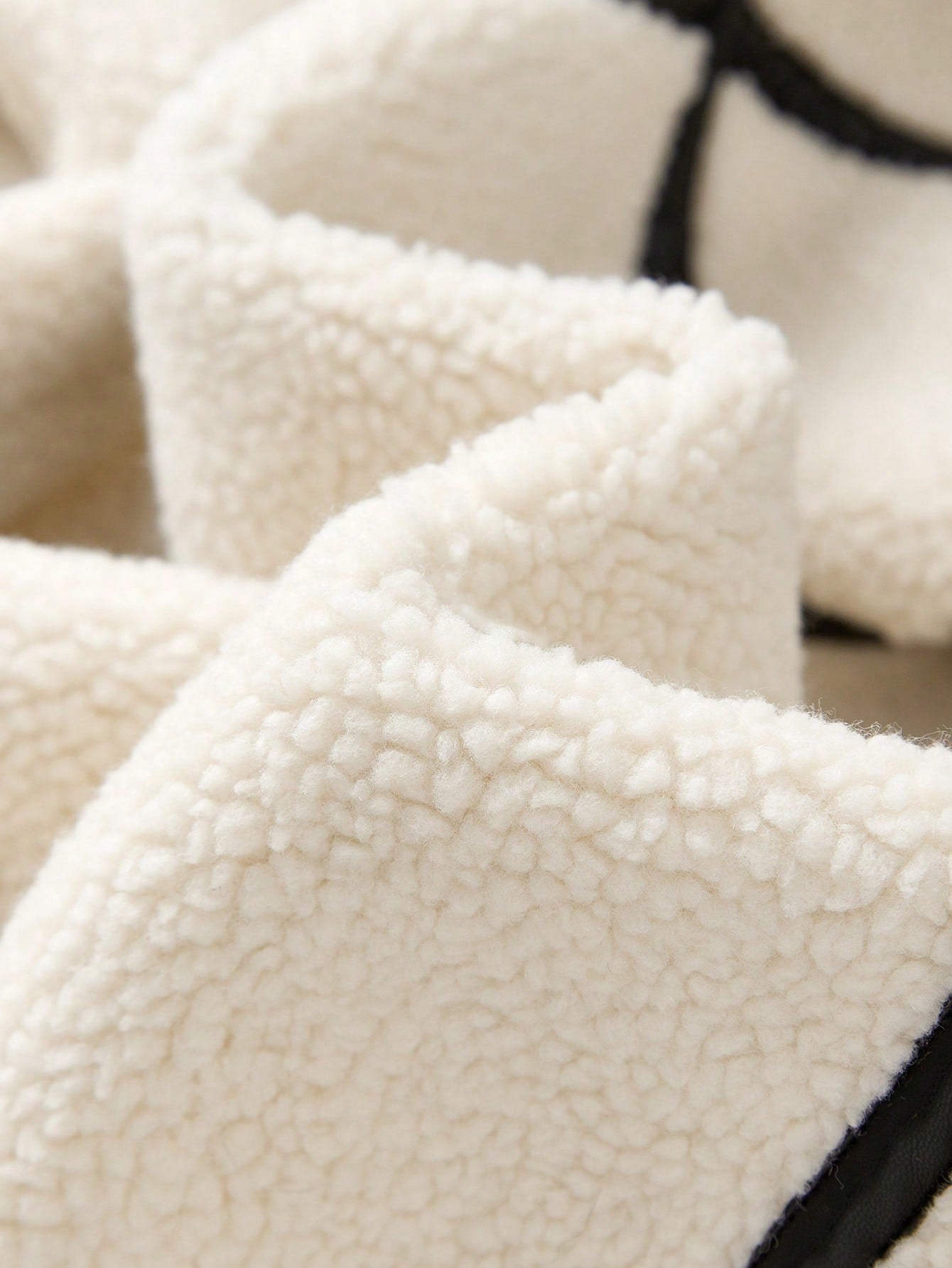 Chrissa | Konstteddykappa med dragkedja och spänne