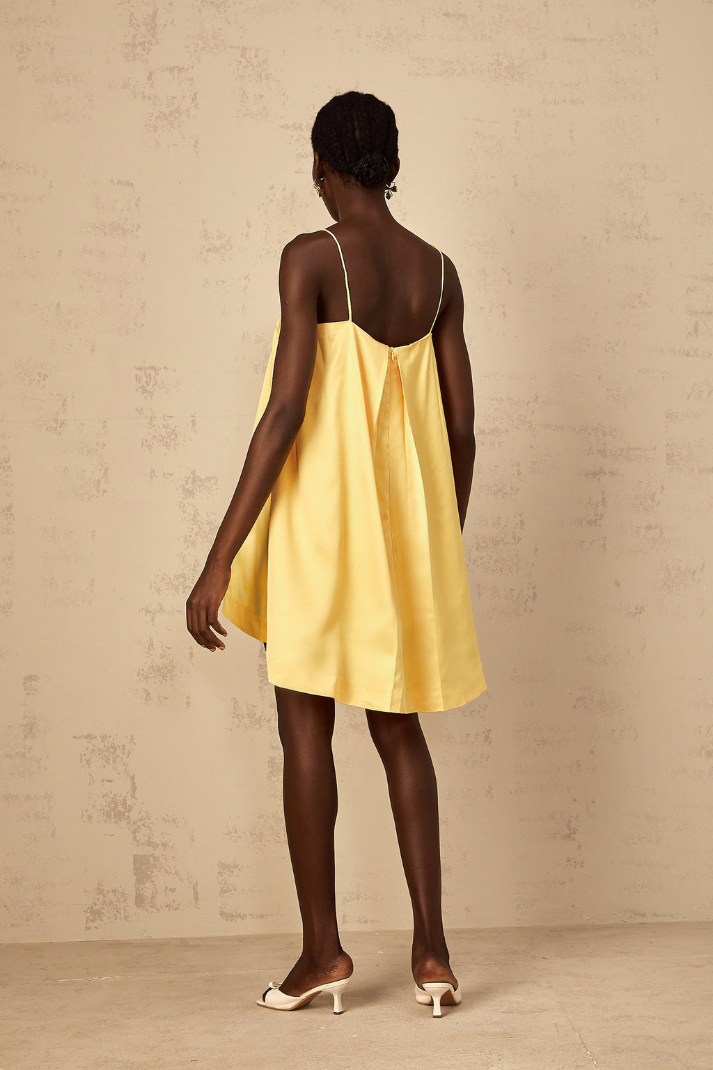 Avril Gul Blommig Broderad Miniklänning