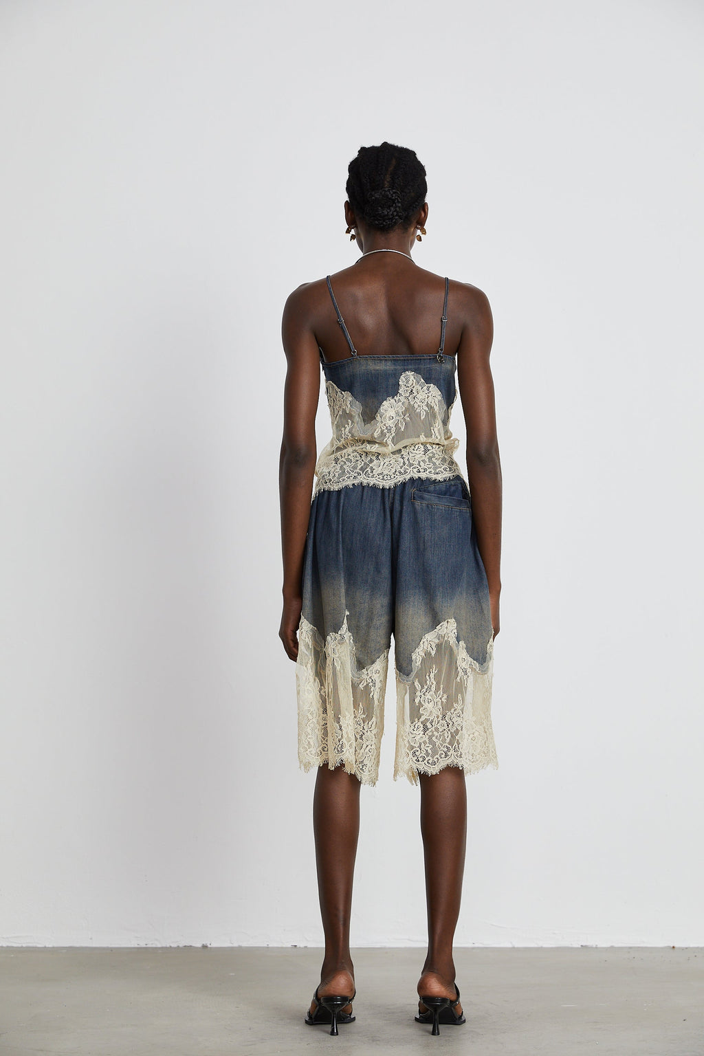 Sylvie matchande set med spetsdetalj i denim – topp och shorts 