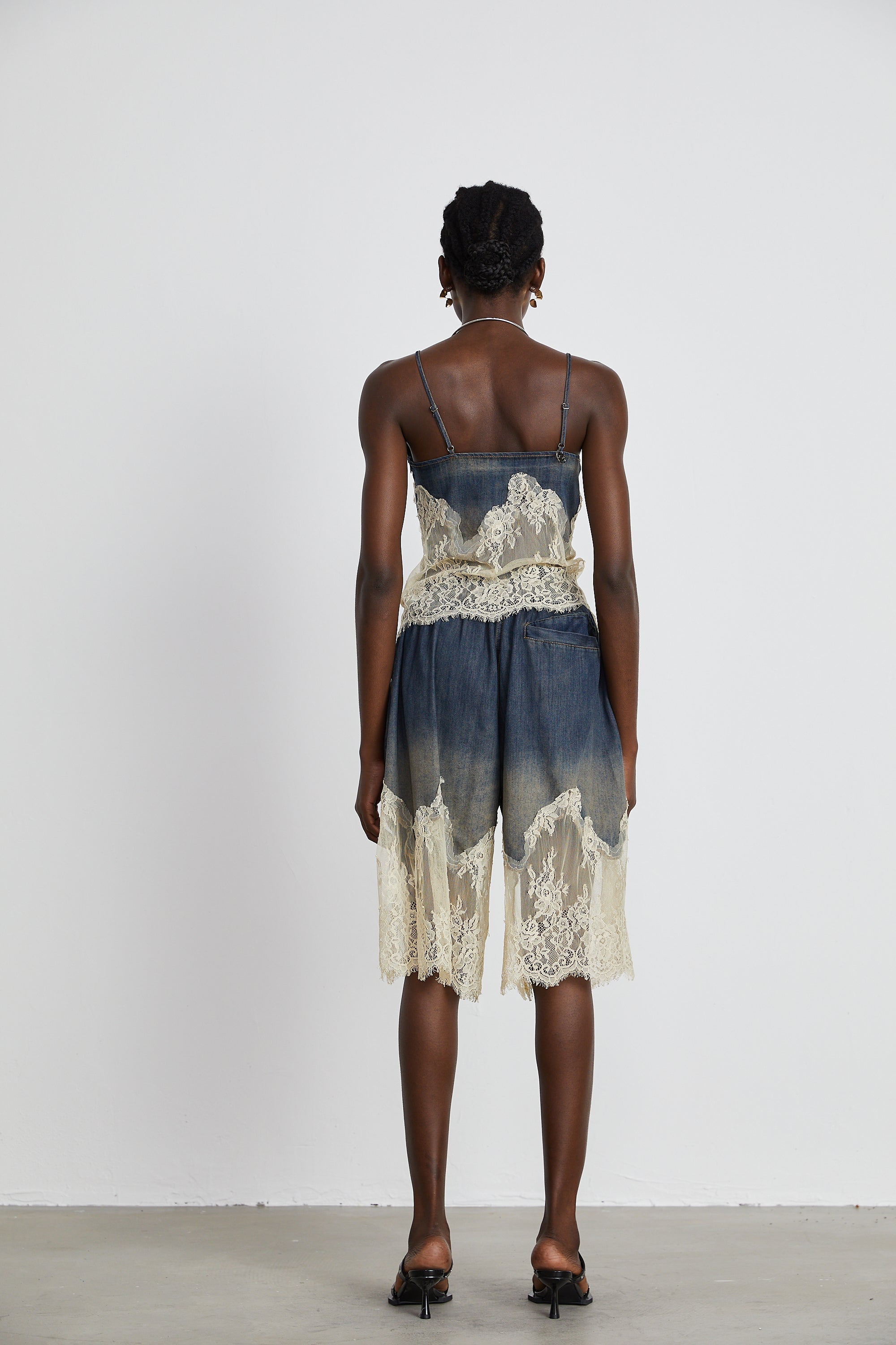 Sylvie matchande set med spetsdetalj i denim – topp och shorts 