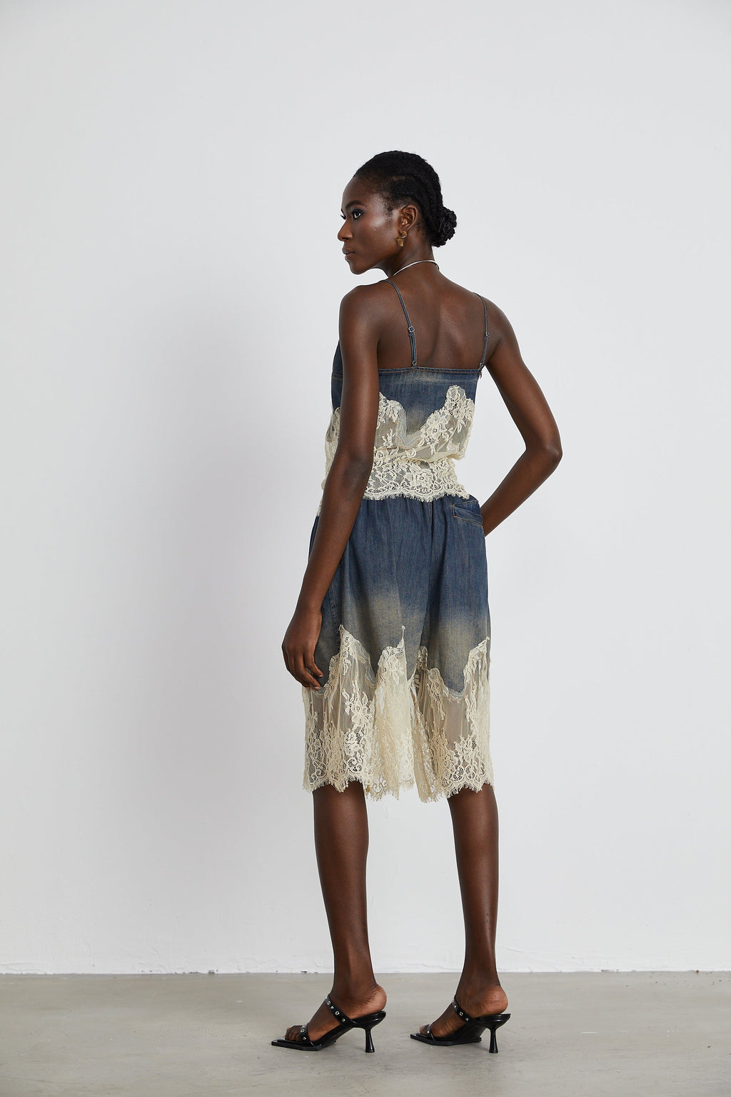 Sylvie matchande set med spetsdetalj i denim – topp och shorts 