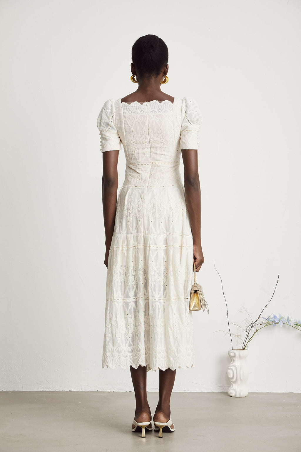Anaïs midiklänning med utskurna detaljer och pärlprydnad 