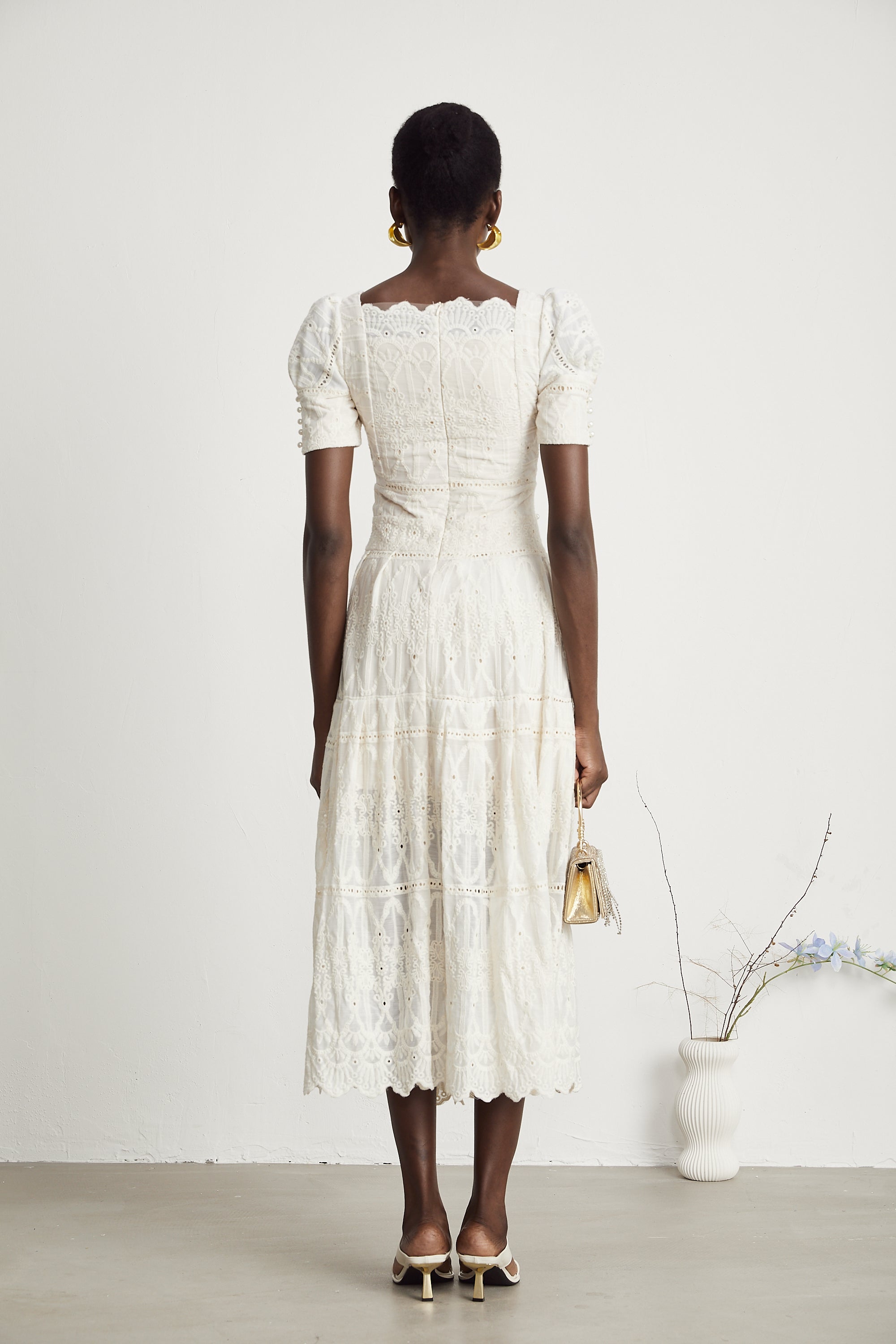 Anaïs midiklänning med utskurna detaljer och pärlprydnad 