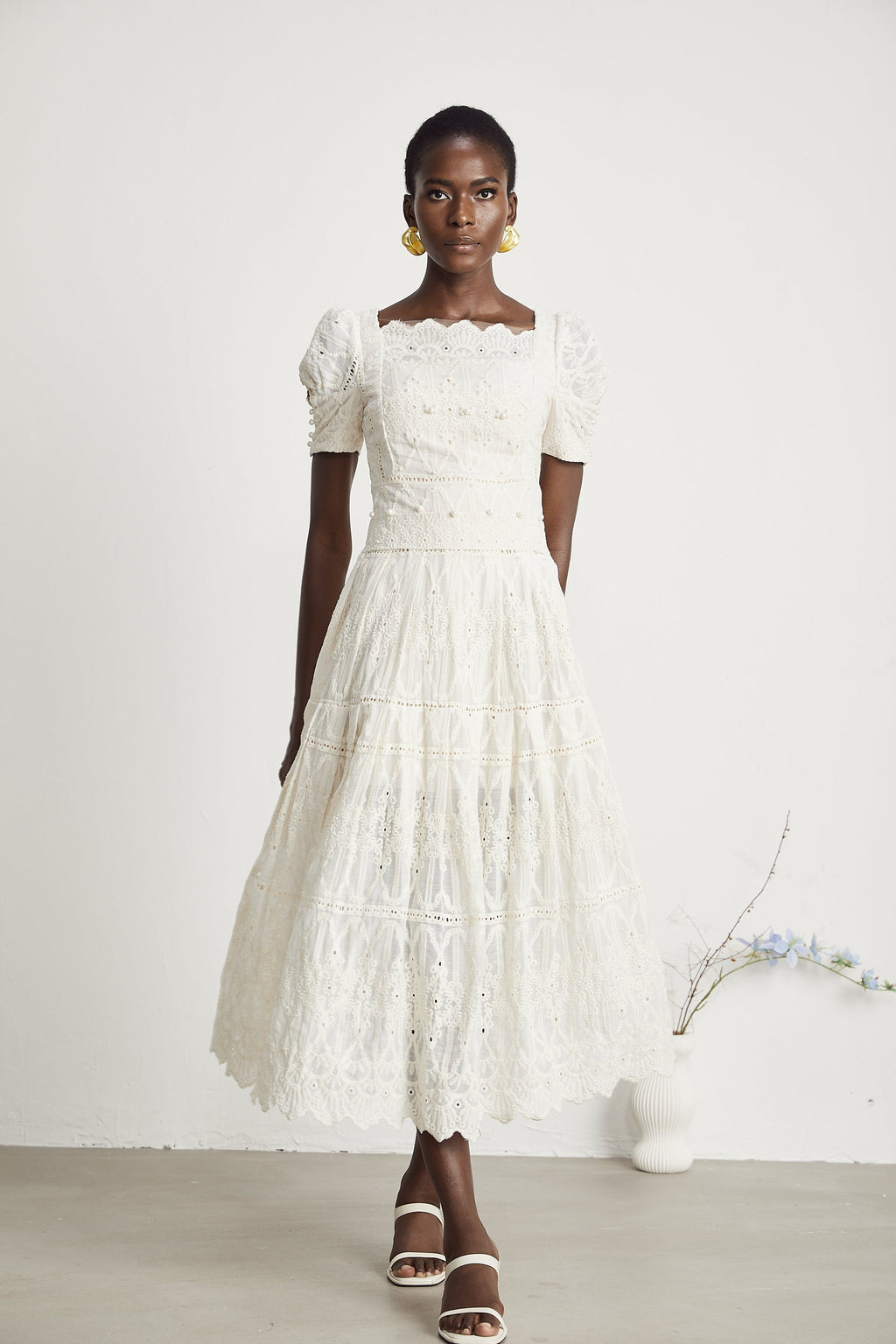 Anaïs midiklänning med utskurna detaljer och pärlprydnad 