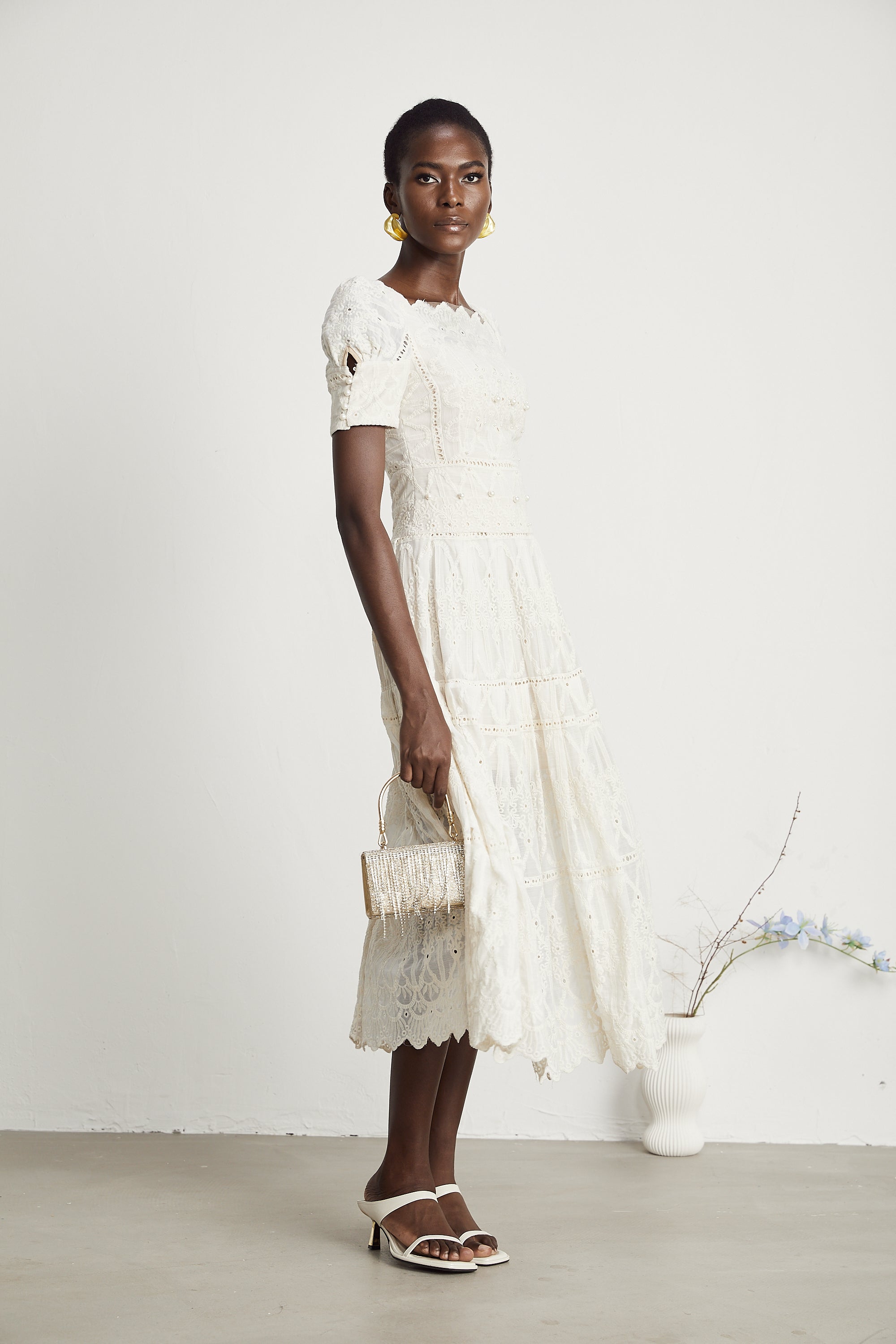 Anaïs midiklänning med utskurna detaljer och pärlprydnad 