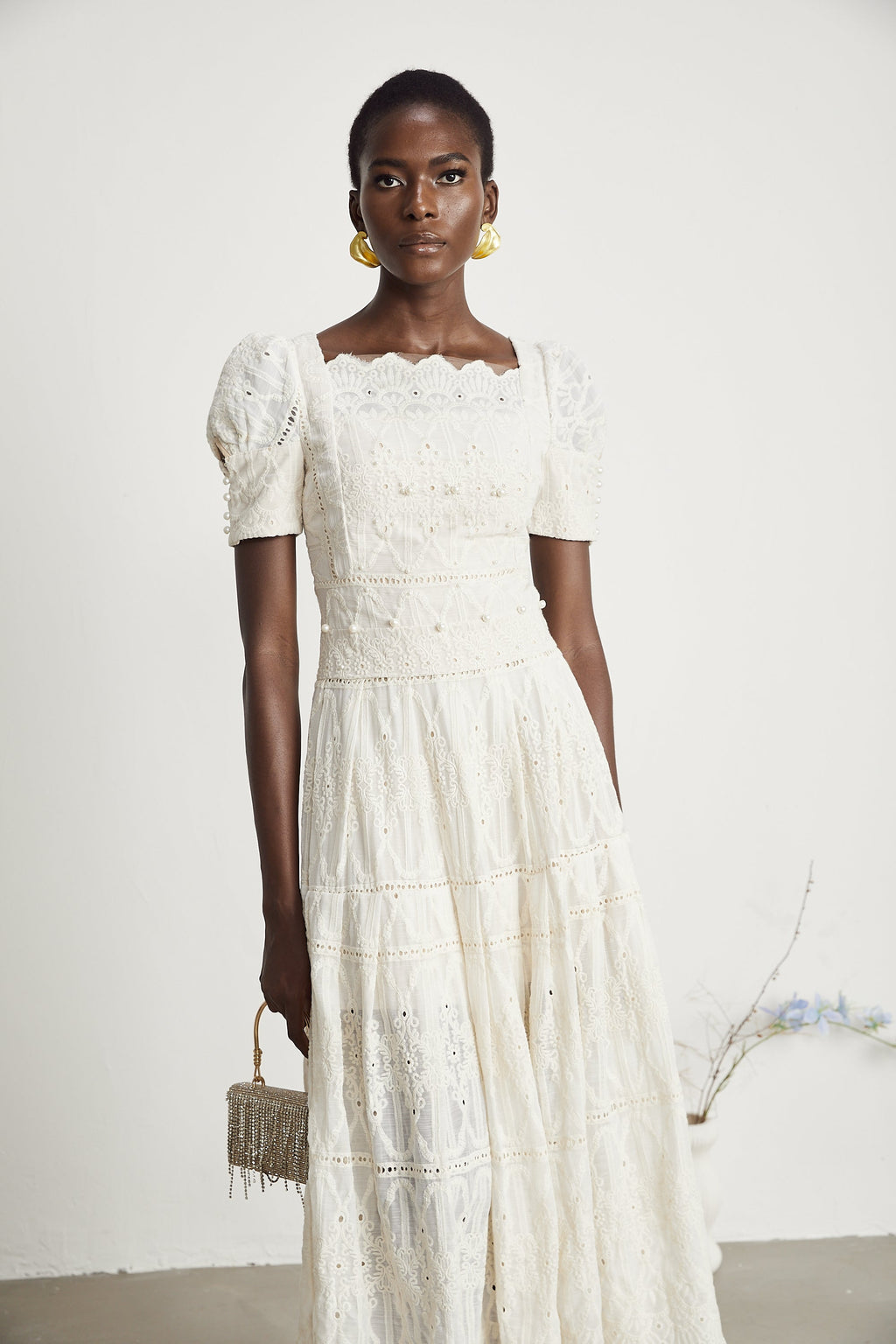 Anaïs midiklänning med utskurna detaljer och pärlprydnad 