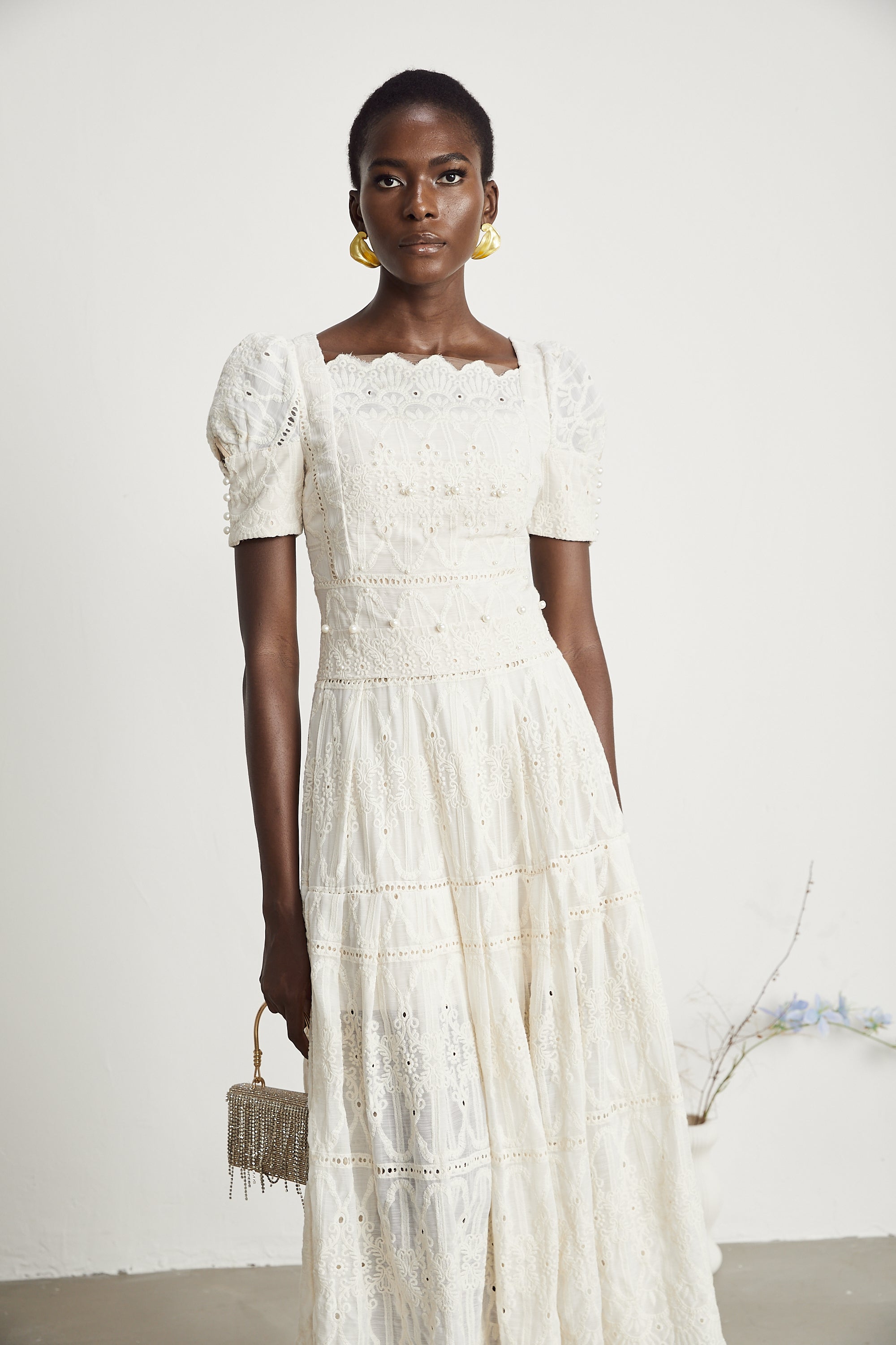 Anaïs midiklänning med utskurna detaljer och pärlprydnad 