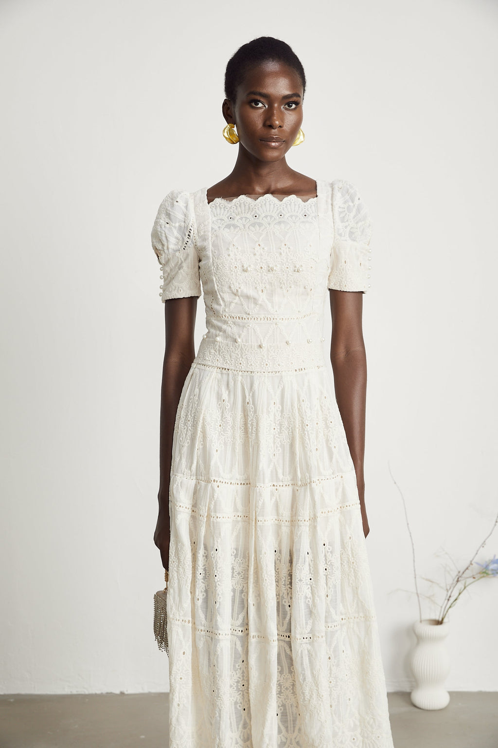Anaïs midiklänning med utskurna detaljer och pärlprydnad 