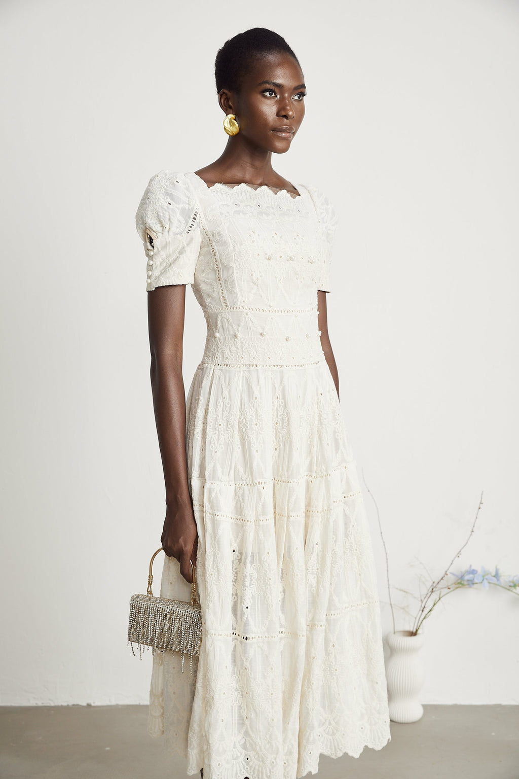 Anaïs midiklänning med utskurna detaljer och pärlprydnad 