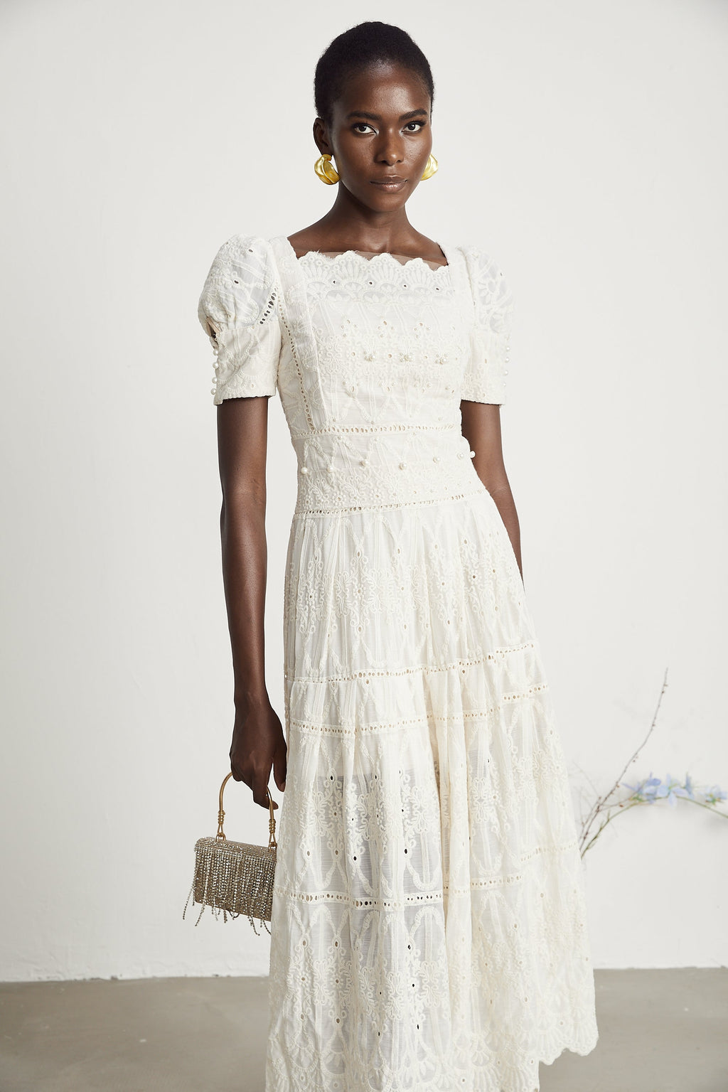 Anaïs midiklänning med utskurna detaljer och pärlprydnad 