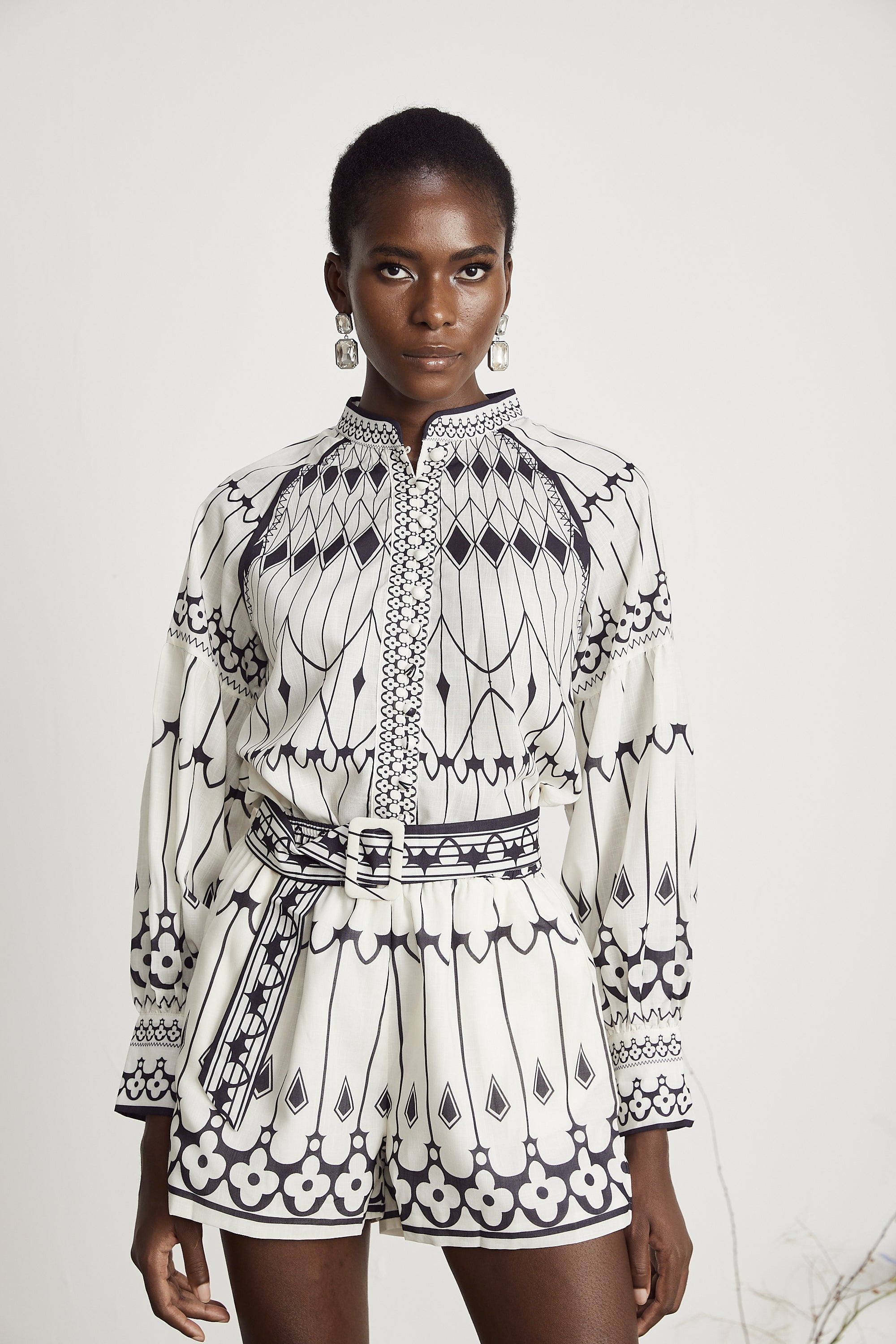 Allie matchande set med grafiskt tryck och shorts