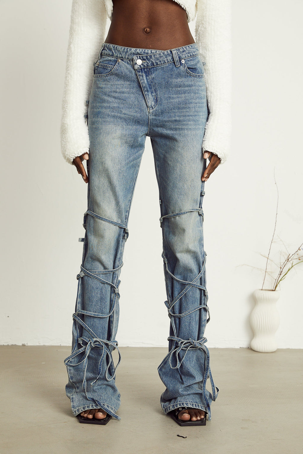 Géraldine jeans med remdetaljer