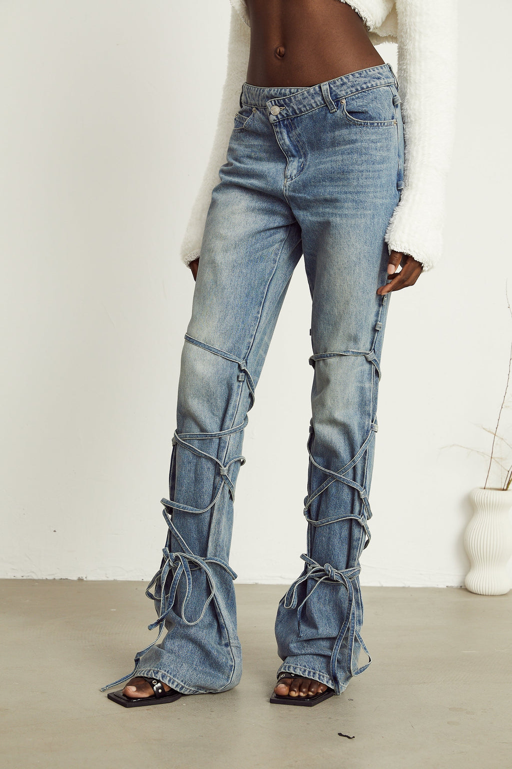 Géraldine jeans med remdetaljer