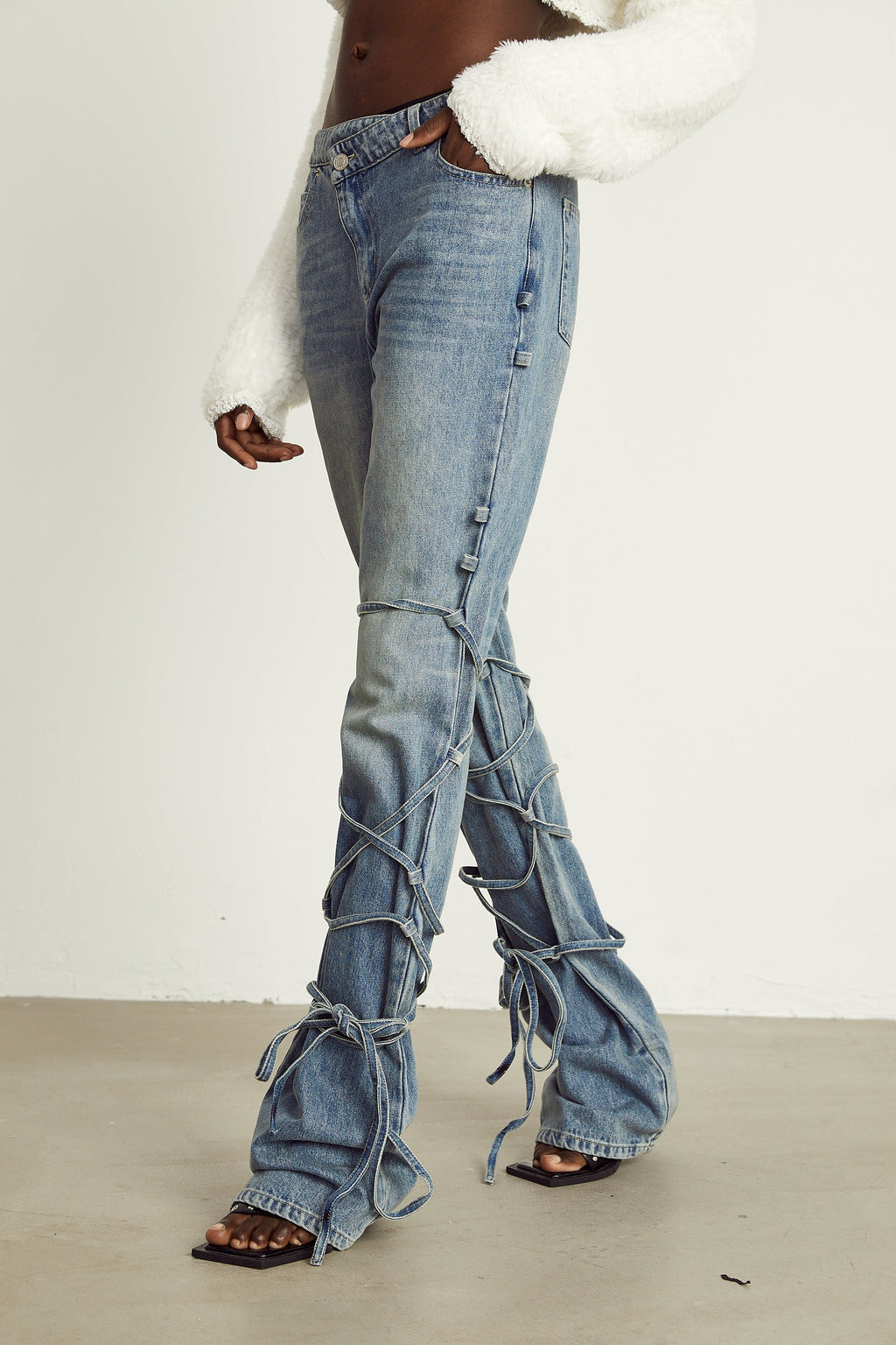 Géraldine jeans med remdetaljer