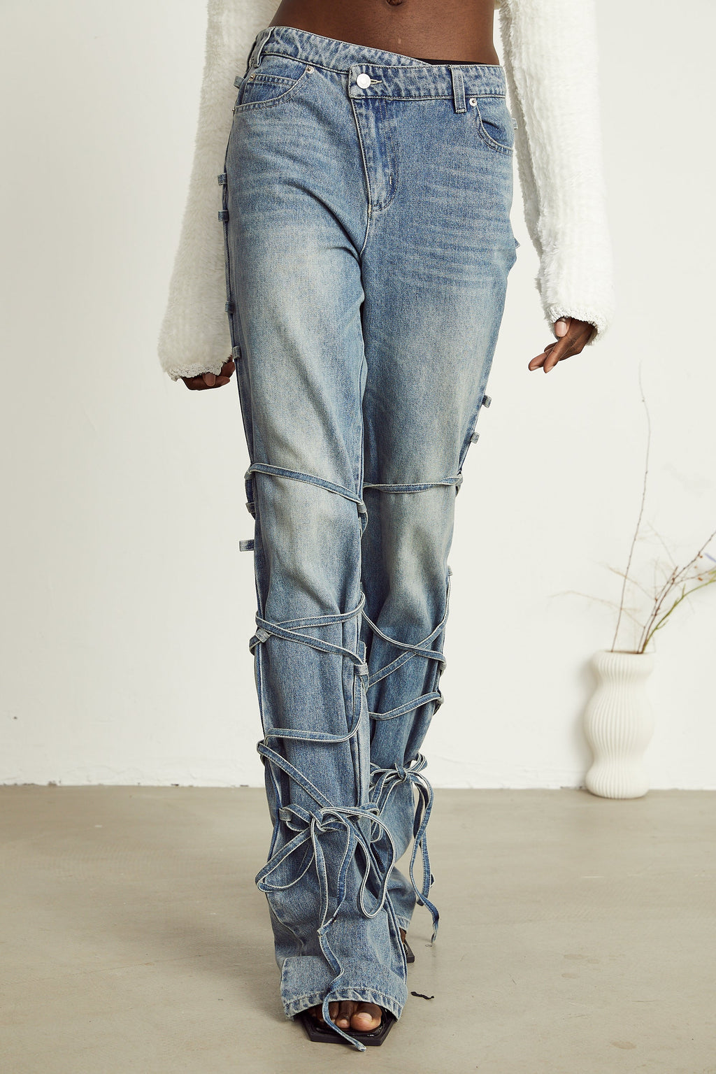 Géraldine jeans med remdetaljer