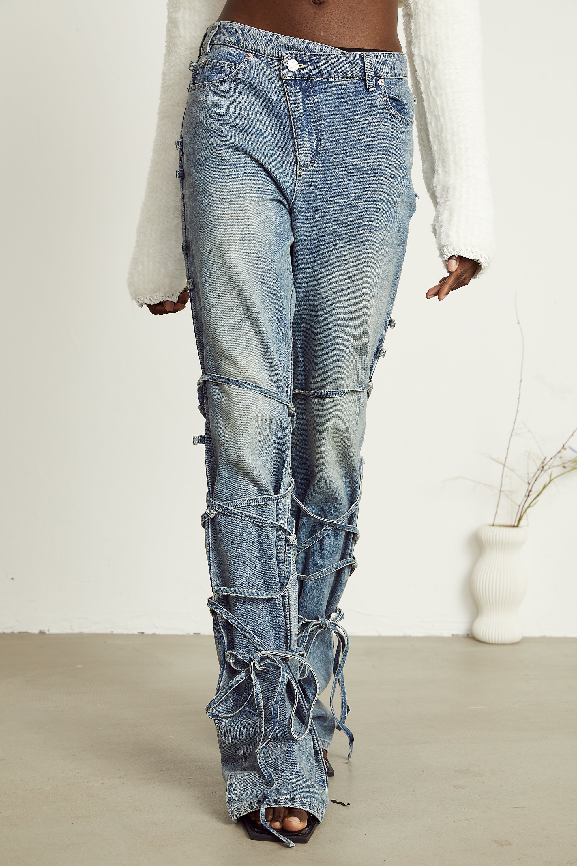 Géraldine jeans med remdetaljer