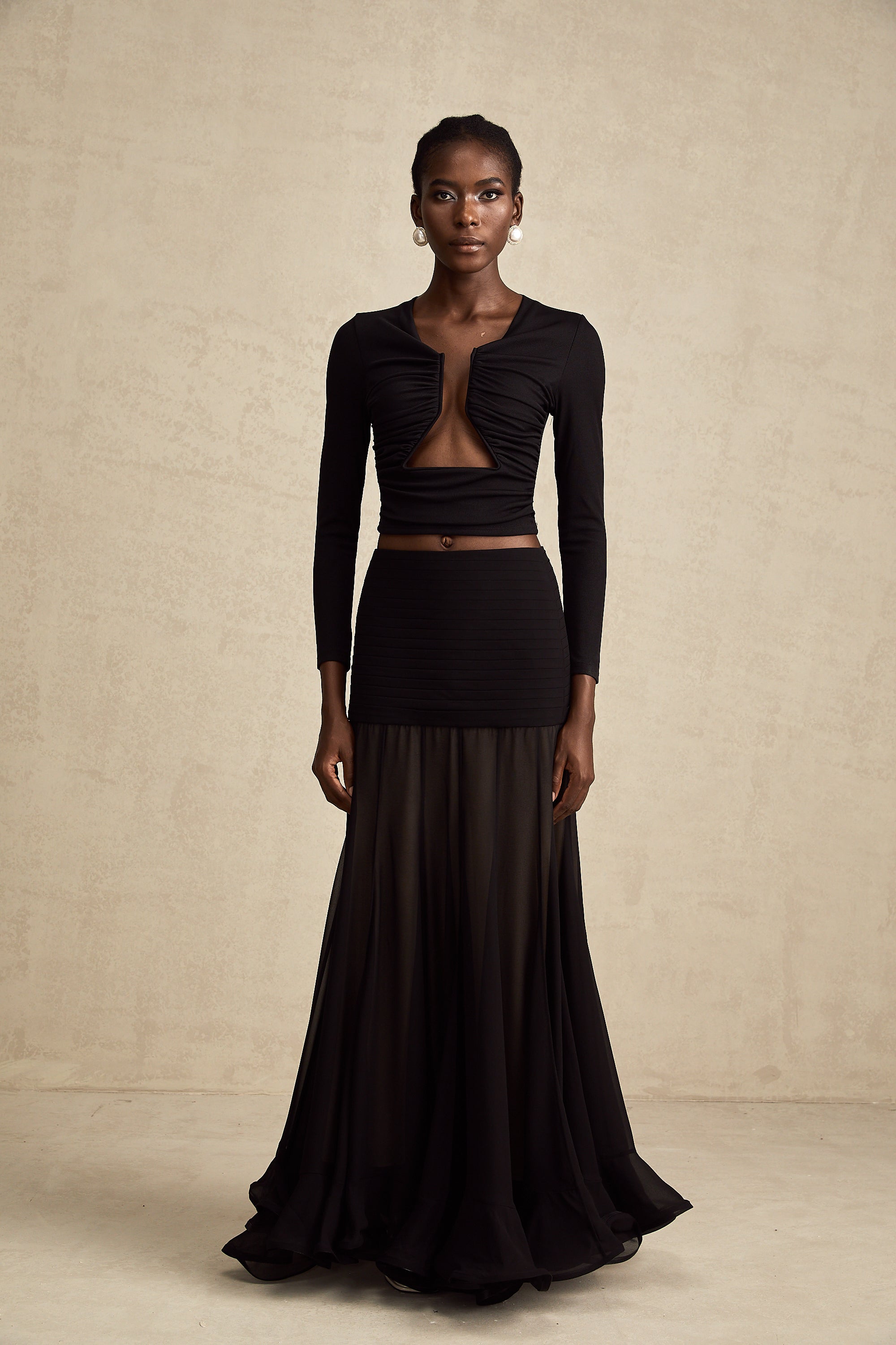 Anaïs svart topp med öppen framsida och rynkad passform