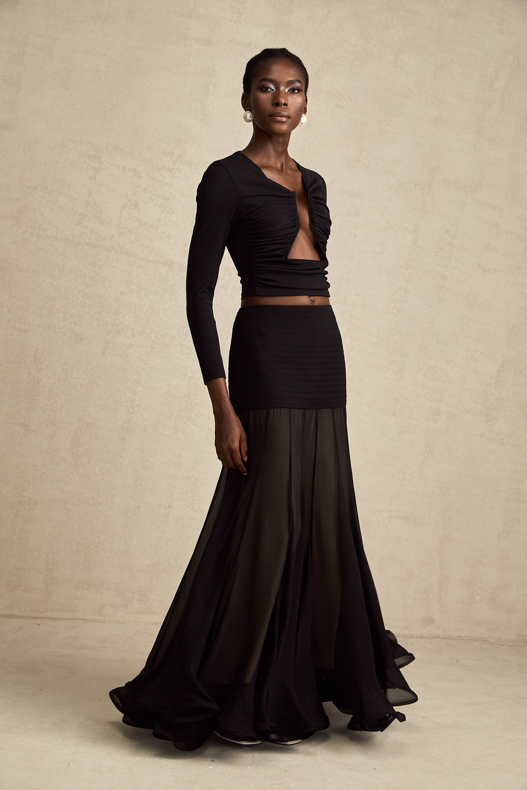 Anaïs svart topp med öppen framsida och rynkad passform