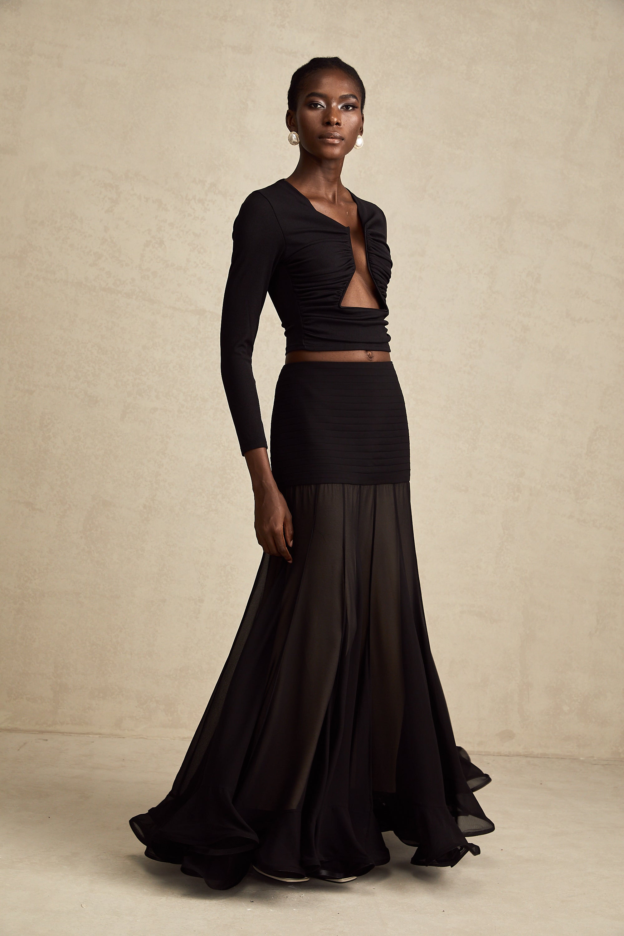 Anaïs svart topp med öppen framsida och rynkad passform