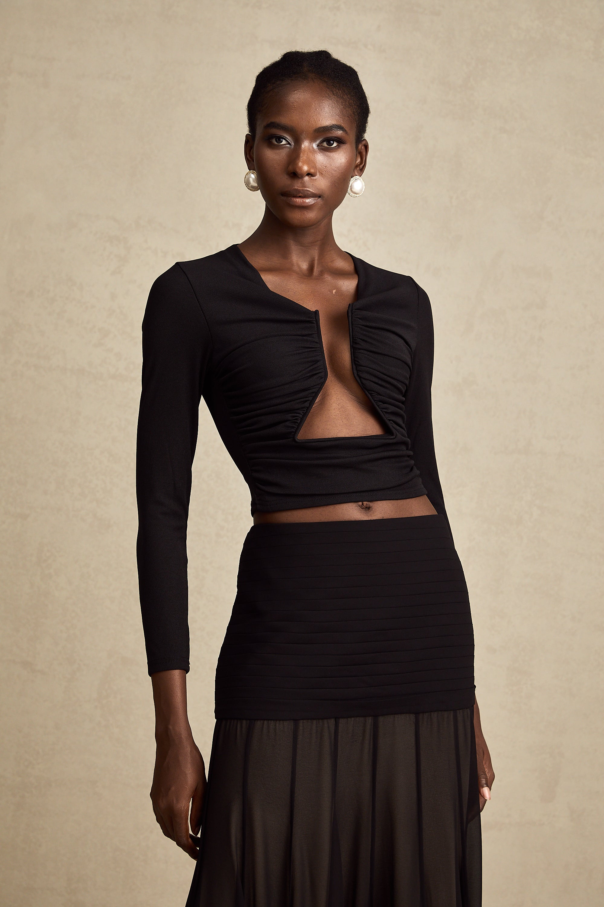 Anaïs svart topp med öppen framsida och rynkad passform