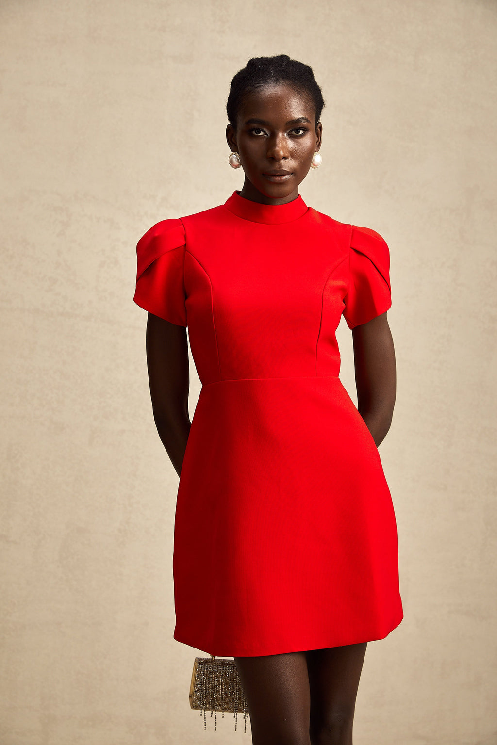 Anna röd miniklänning med utskurna ärmar och rosett