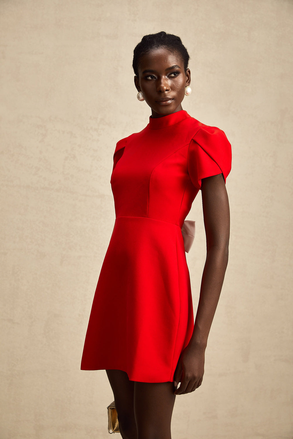 Anna röd miniklänning med utskurna ärmar och rosett