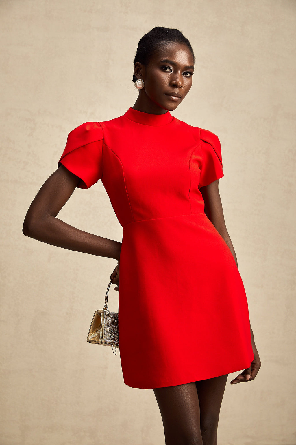 Anna röd miniklänning med utskurna ärmar och rosett