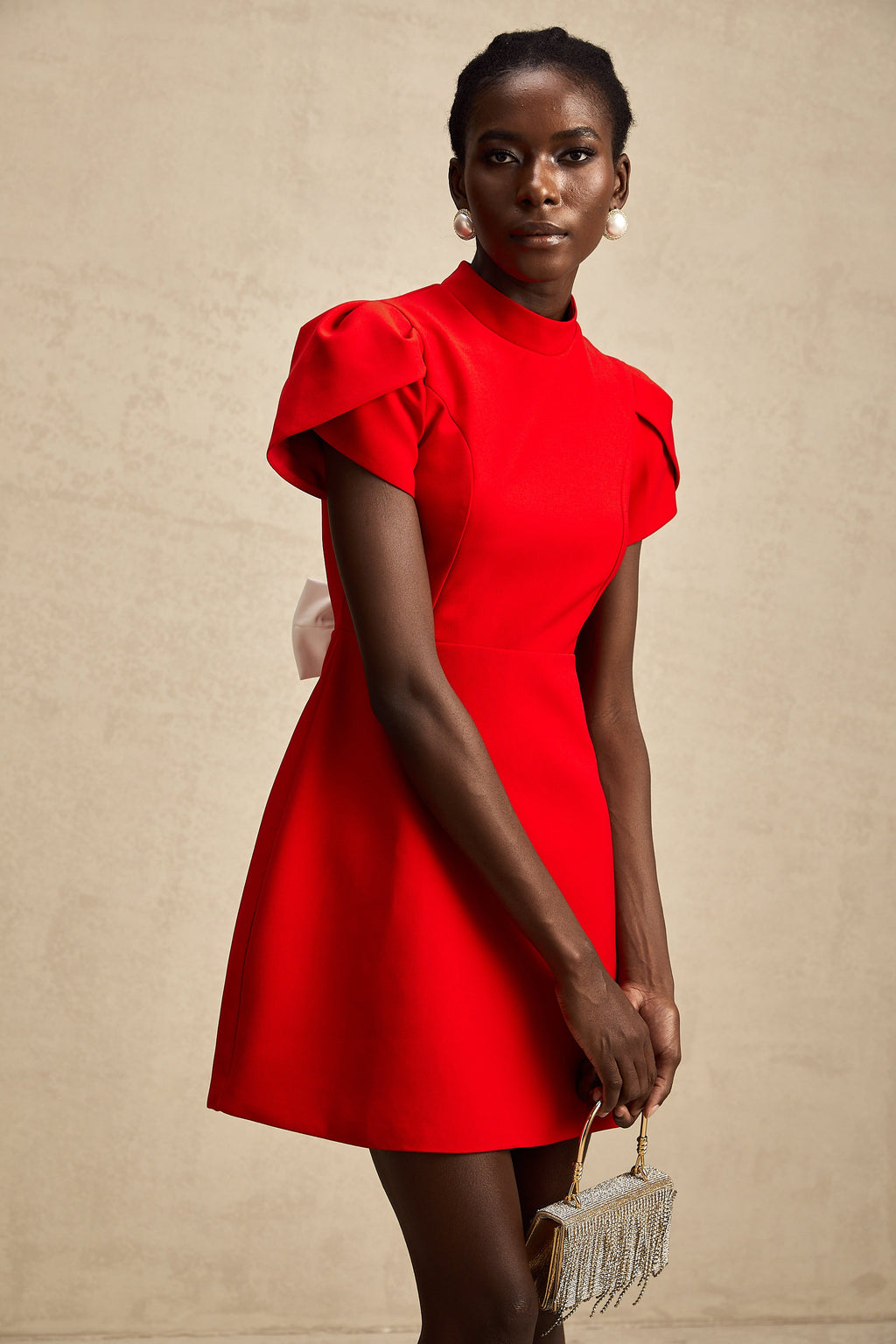 Anna röd miniklänning med utskurna ärmar och rosett