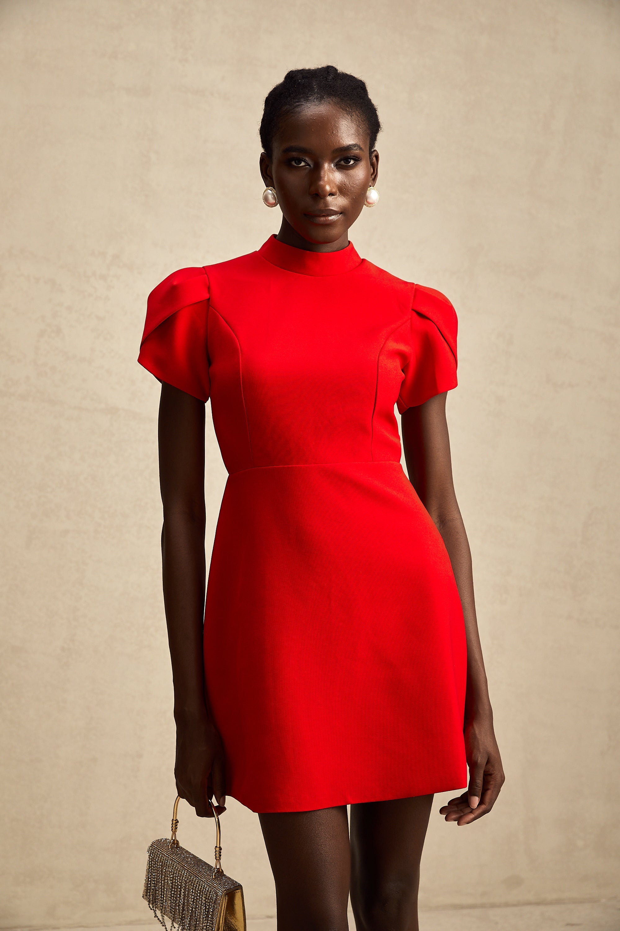 Anna röd miniklänning med utskurna ärmar och rosett