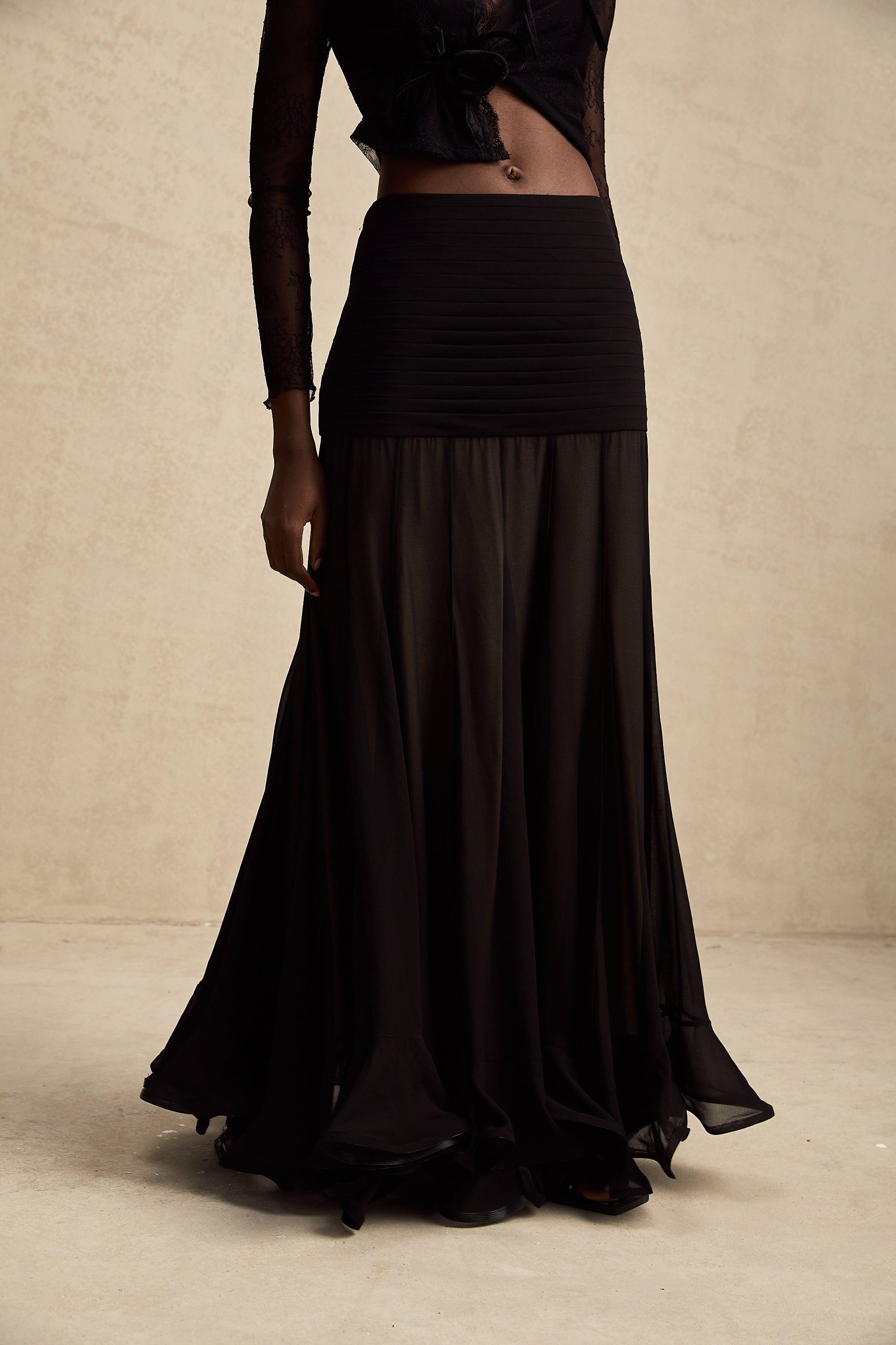 Jacqueline rayon plisserad tyllmaxikjol med volang