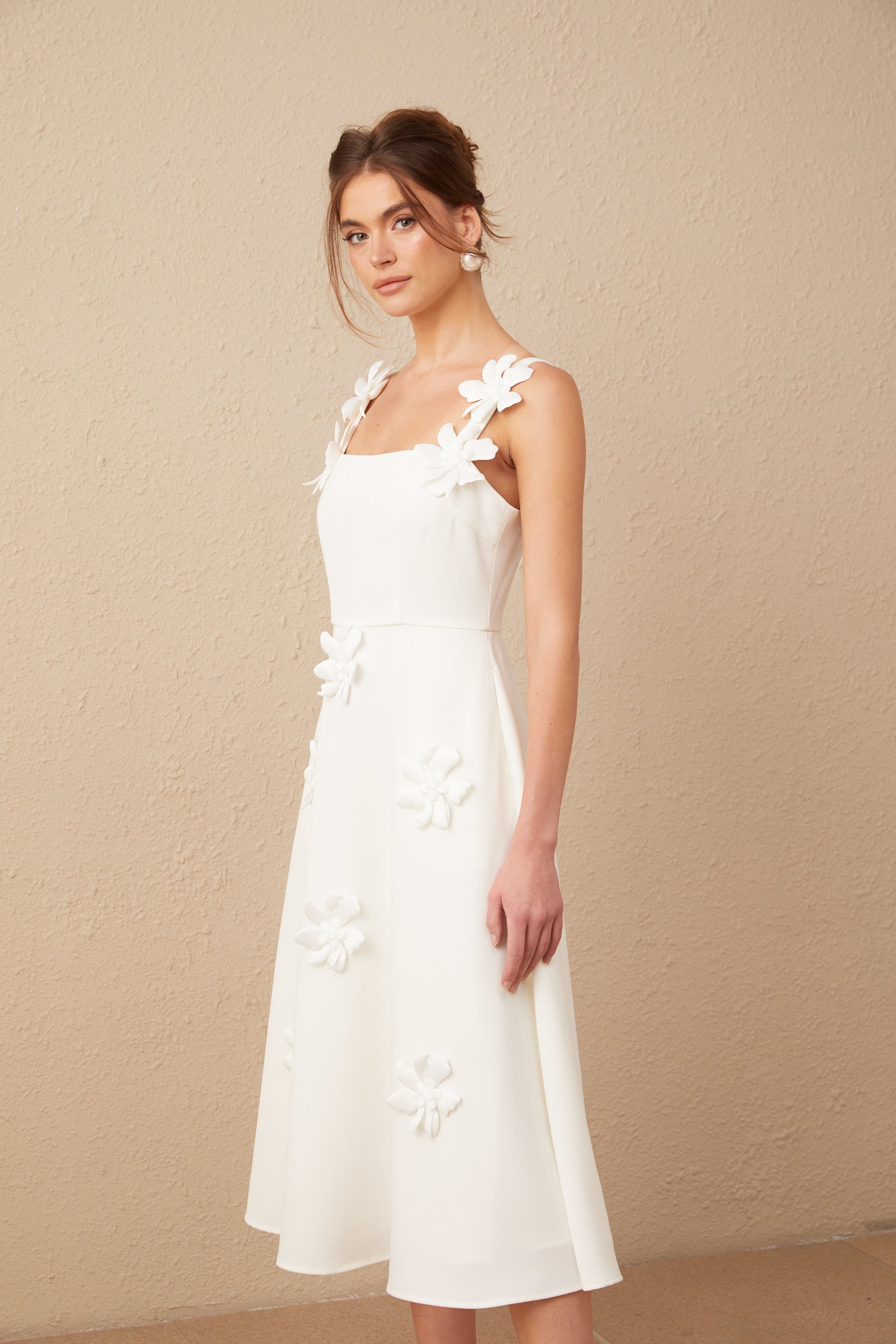 Ariane vit midiklänning med fyrkantig halsringning och blommig konstverk 