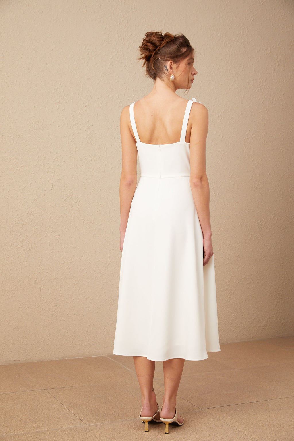 Ariane vit midiklänning med fyrkantig halsringning och blommig konstverk 