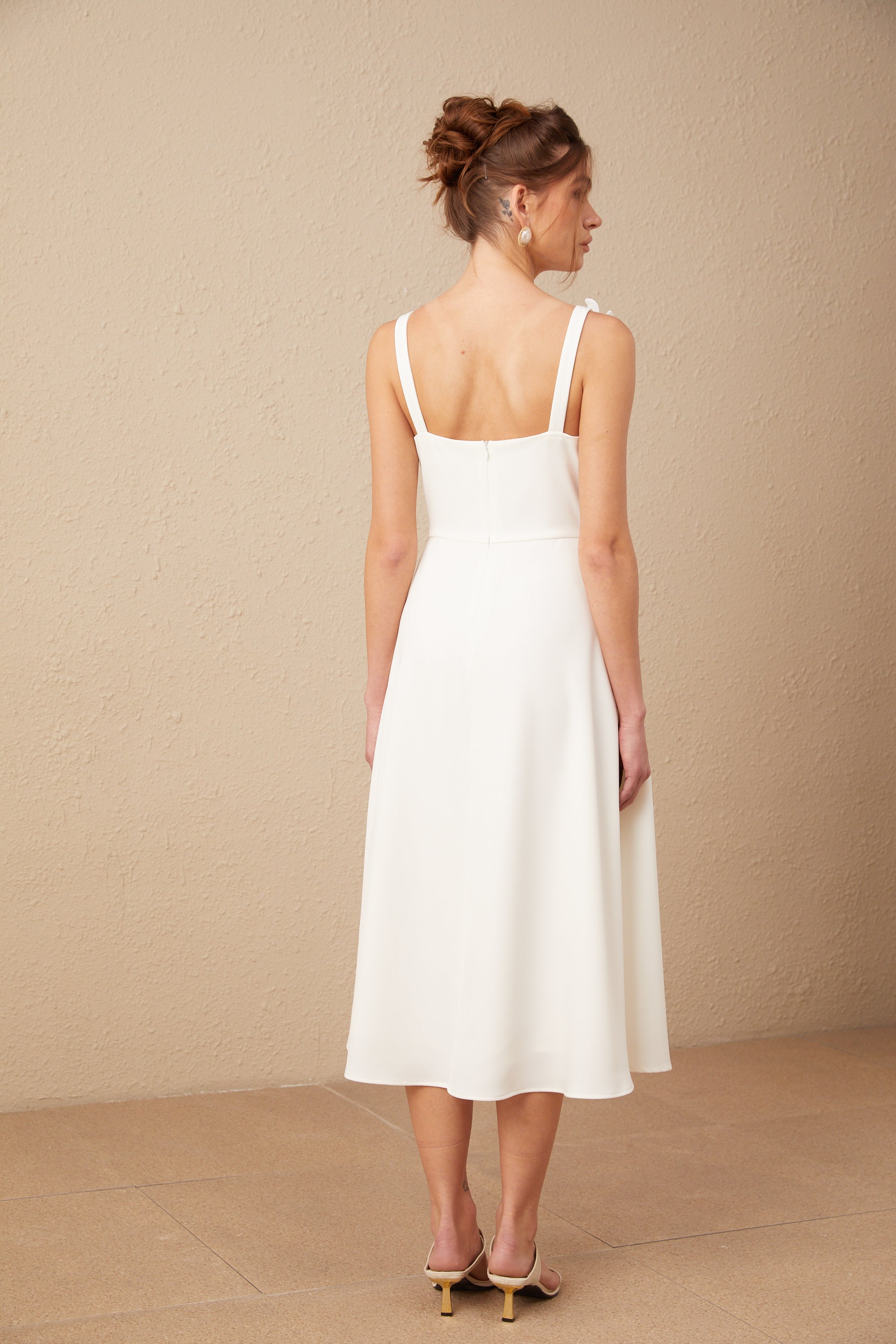 Ariane vit midiklänning med fyrkantig halsringning och blommig konstverk 